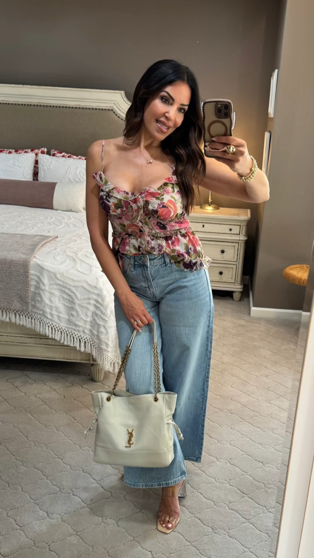 Who said florals can't be edgy? 💐🔥 Found this gorgeous floral corset-style top and immediately paired it with these wide-leg denims for the perfect modern, balanced look. It proves you can absolutely rock a classic print without it feeling dated.
What do you think of this look? 👇
#summerfashion #walmartstyle #buffaloinfluencer