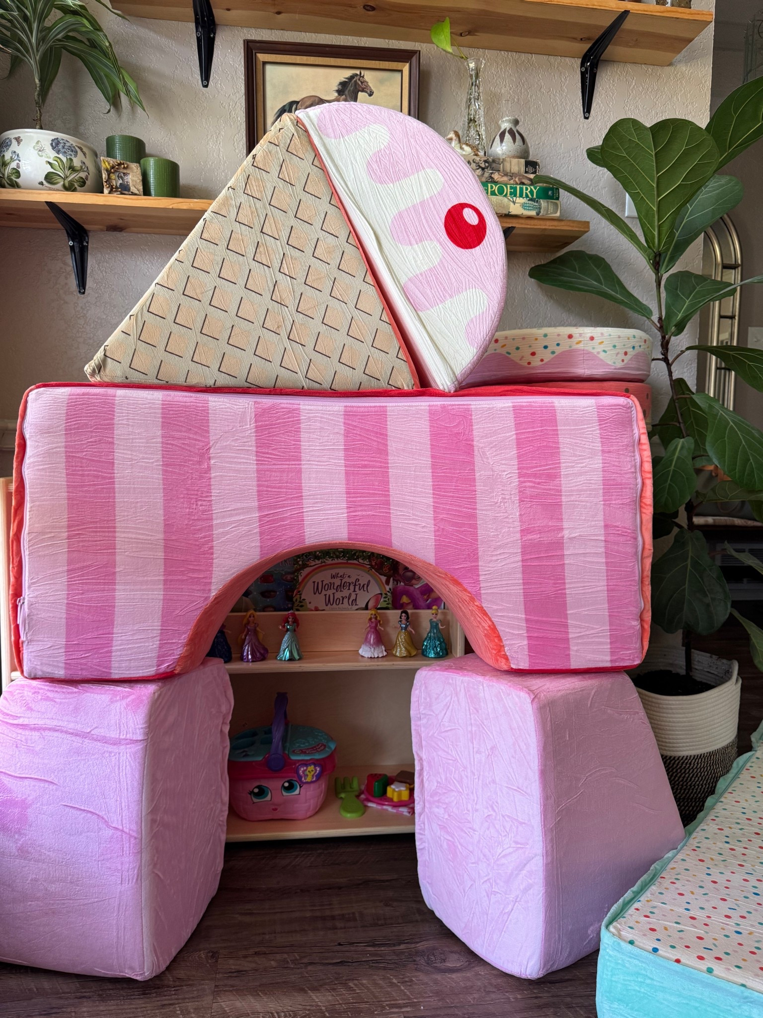 Finishing up the Sweet Retreat collection with the dreamiest piece of all the Ice Cream Fort! 🍨💗 It’s seriously magical and the perfect big gift idea. Total pink, girly dream come true 🎀✨ 
@Battat Toys @Walmart 
#happyholiplay #battattoys #walmartfinds
#happyholiplay #battattoys     
