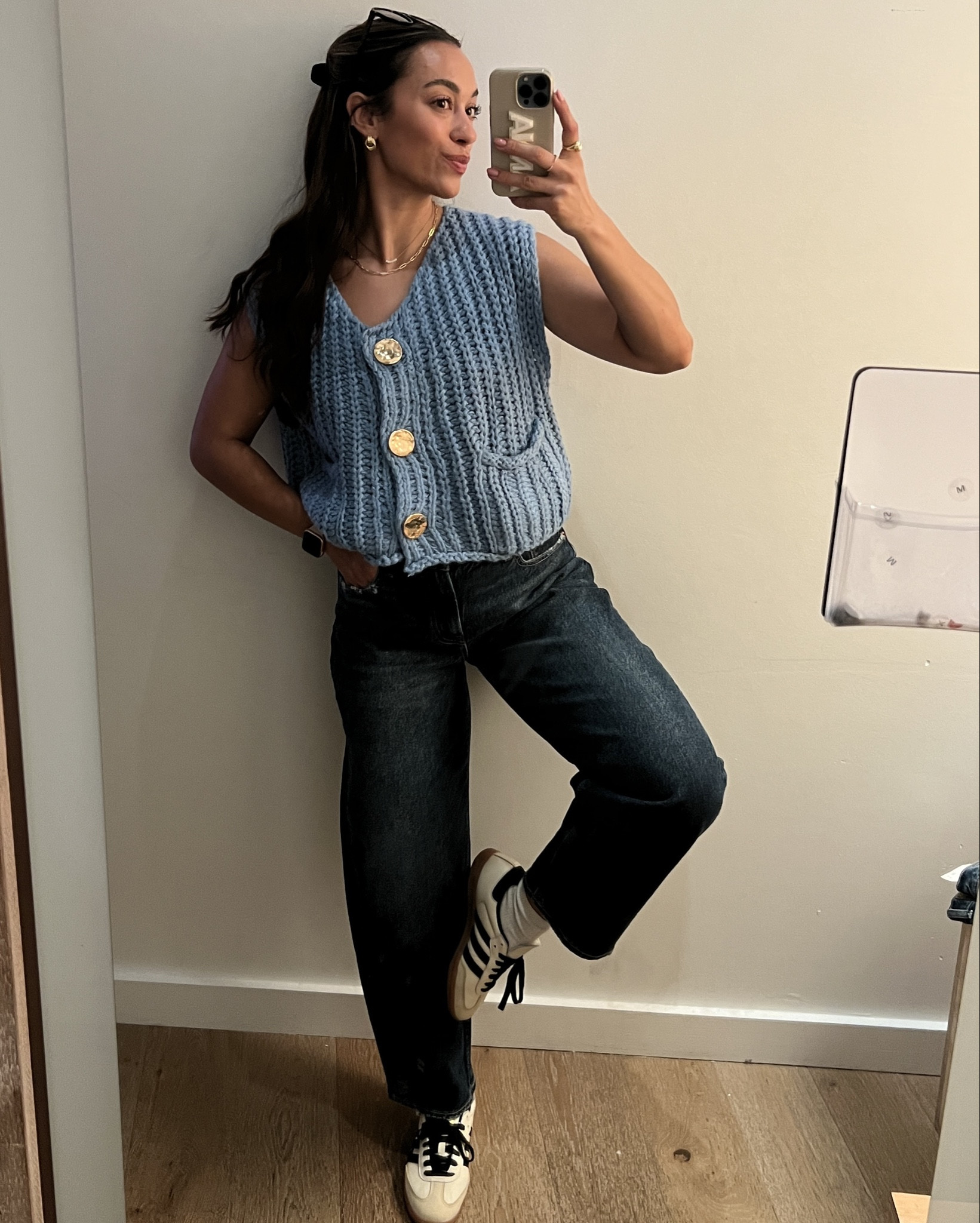 First time trying the barrel Jean trend and I’m obsessed!!

American eagle has such cute denim right now and most of it is on sale!

These are lower rise barrel jeans in size 4, and they were a perfect mix of structured but still comfy 💙

Wearing size medium in this chunky knit crop sweater 