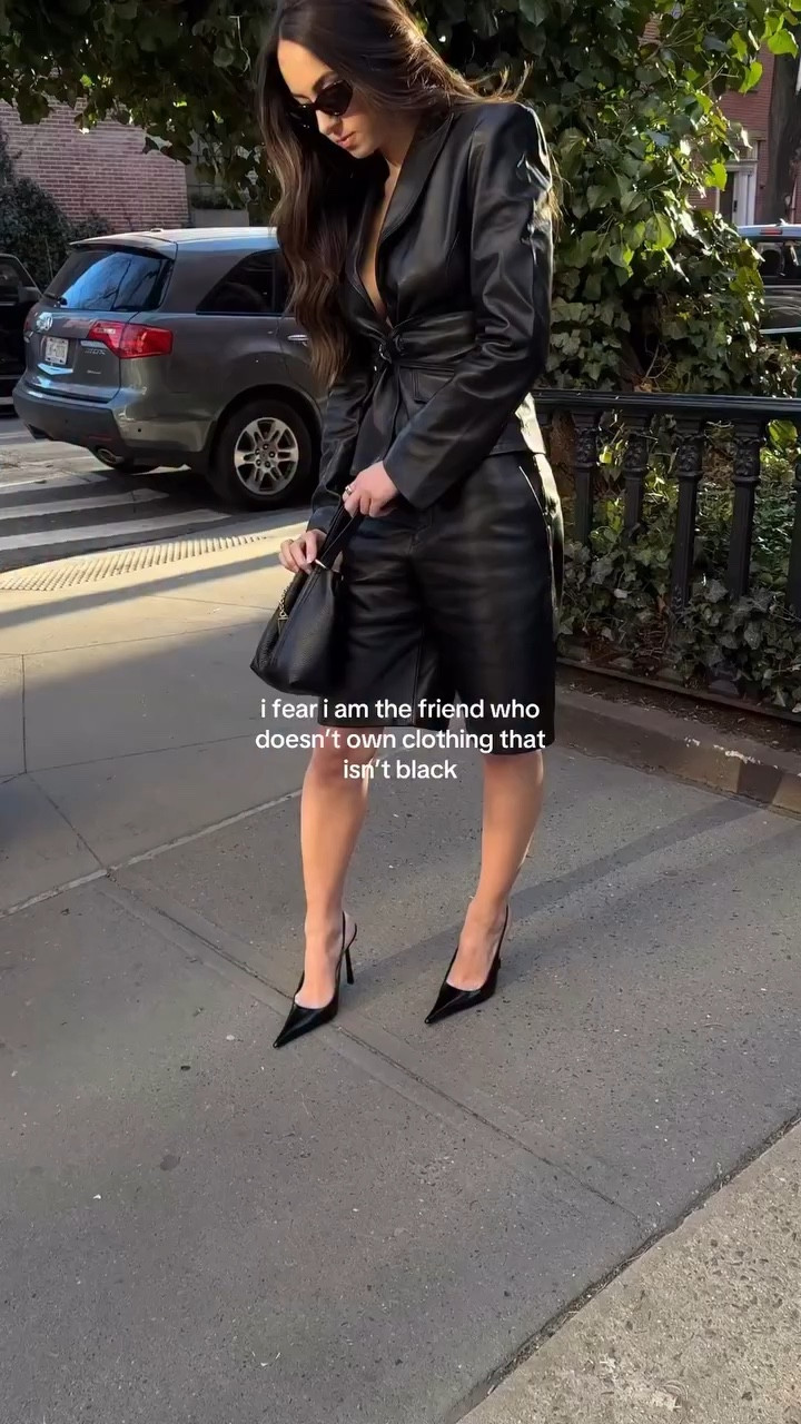 so what its 70 degrees? im still wearing black #thatfriend #casualstyle #casualfriend #ionlywearblack