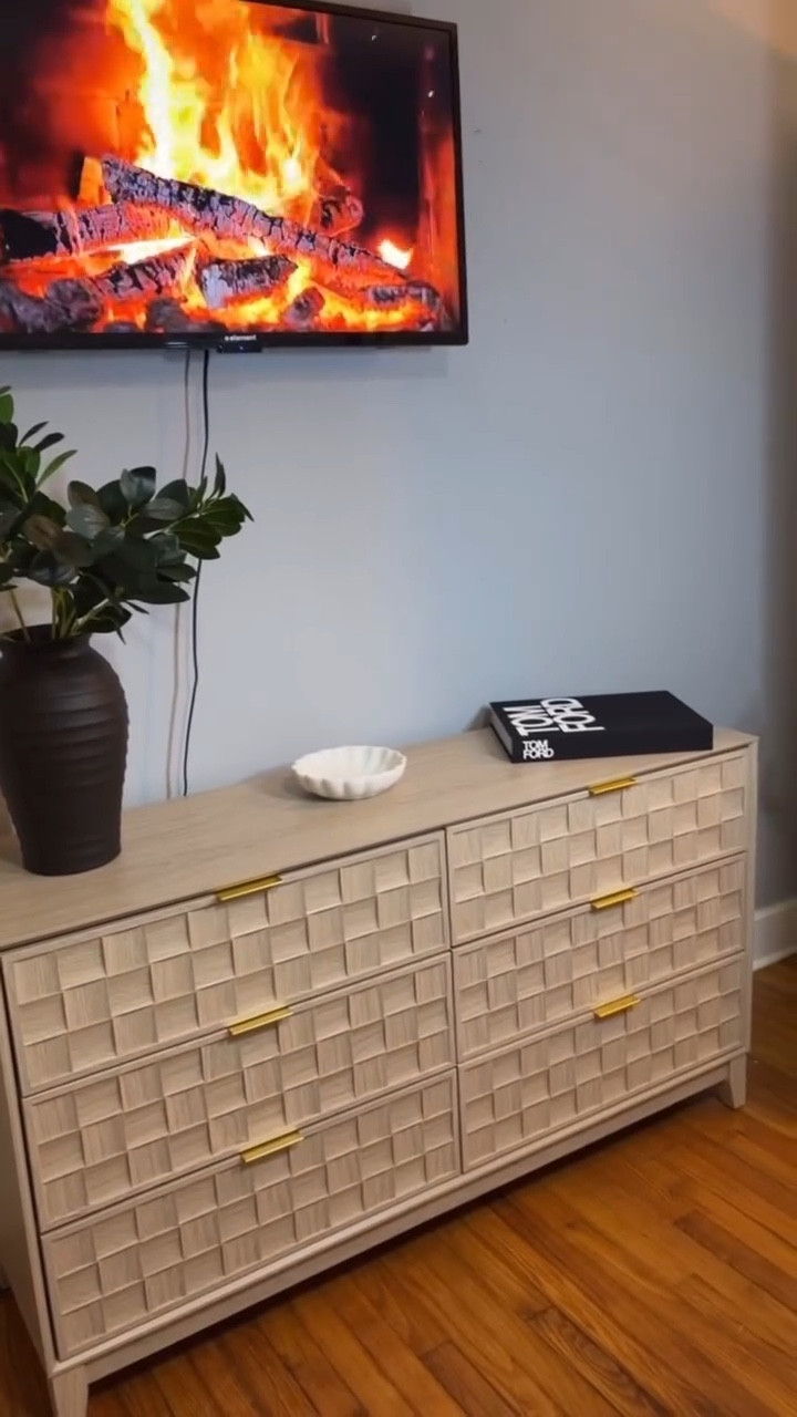 Armario de almacenamiento estriado con 6 cajones, aparador de buffet, tablero lateral de madera moderno, gabinete de sala de estar con asas de metal para comedor, dormitorio, entrada, pasillo

Strived storage cabinet with 6 drawers, buffet sideboard, modern wooden side board, living room cabinet with metal handles for dining room, bedroom, entrance, hallway

Sígueme para más inspiración @ugc_by_yamel 

#storege #viral #colamylove ##home #homedesign #homedecorideas #decoration #exterior #decoraexteriores #decora #motivacion #decoración #motiva #motivation #balcon #decoraprimavera #primavera#usa #viral