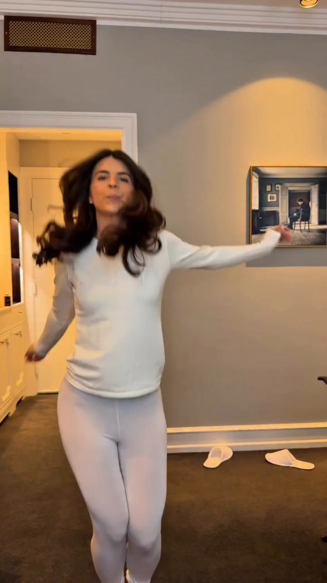 De laaaatste get ready with me vanuit Copenhagen Fashionweek, maar eerlijk: wel met een bang!!! Wat een geweldige jas… en dan die riemen erbij… I LOVE IT!!

Jas @zalando 
Broek @uniqloeurope 
Schoenen @dolcegabbana 
Zonnebril @longchamp @uprnetherlands 
Riem groen @liestudio_ 
Riem suede @sezane 
Riem bruin @lilysilk 
Tas @ginatricot