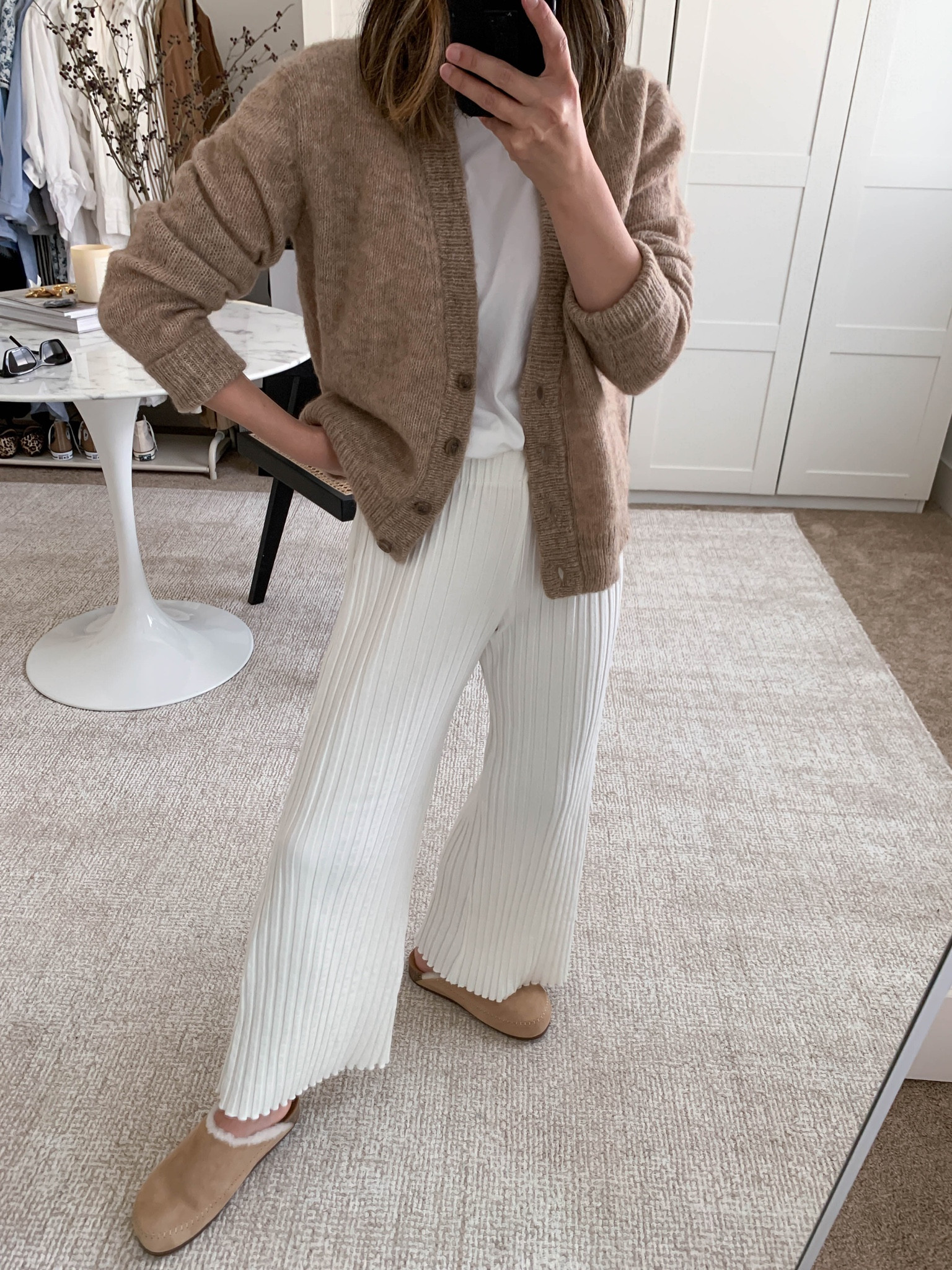Daily #ootd. Easy everyday outfits. 

Cardigan - Jenni Kayne xs
Tee -  Everlane medium
Pants - Simon Miller xs
Clogs - Jenni Kayne 36