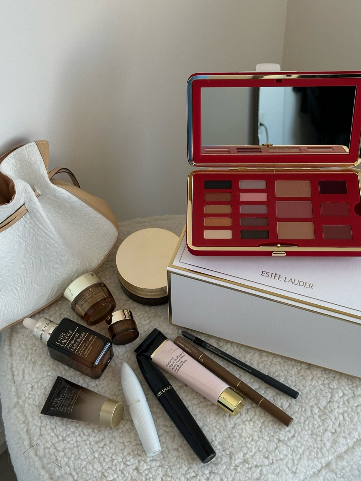 A rotina perfeita com Estee Lauder ✨💖

Vou testar tudo e volto com review 
Já conheço o hidratante de região de olhos e é meu preferido 
Super hidratante 