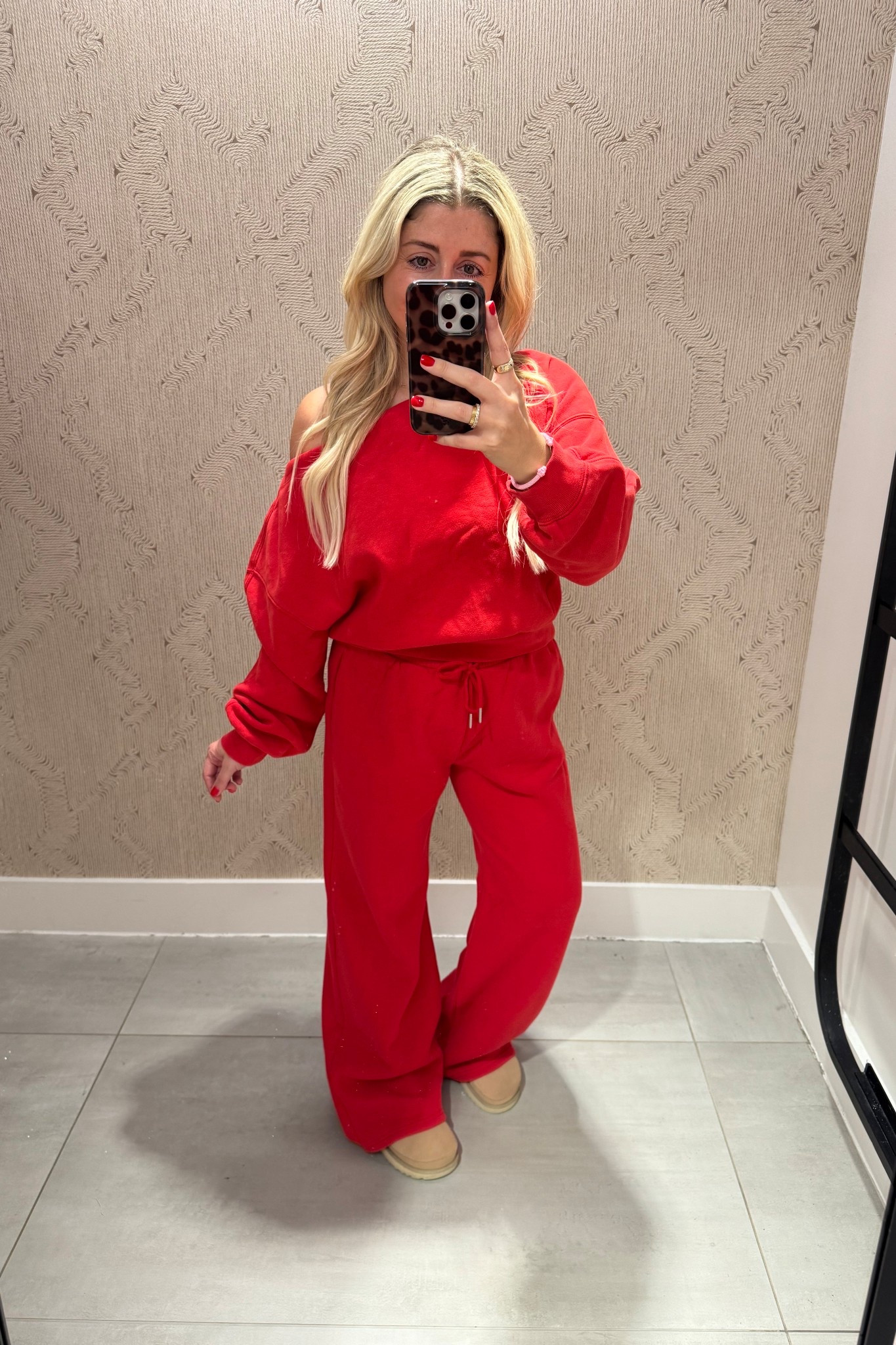 Matching set on sale
Size m
Abercrombie outift
Ugg clogs tts
Gift idea 

#LTKootd #LTKSaleAlert #LTKGiftGuide