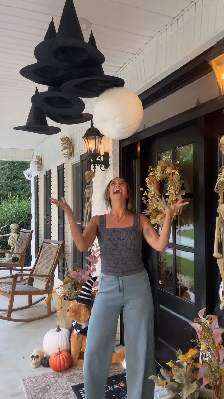 FALLoween has arrived 🍂 ☠️ 🎃 🧙 

#fallfrontporch #halloween #frontporch #falldecor #frontporchdecor 

Motherhood | mom of 2 | toddler mom | girl mom