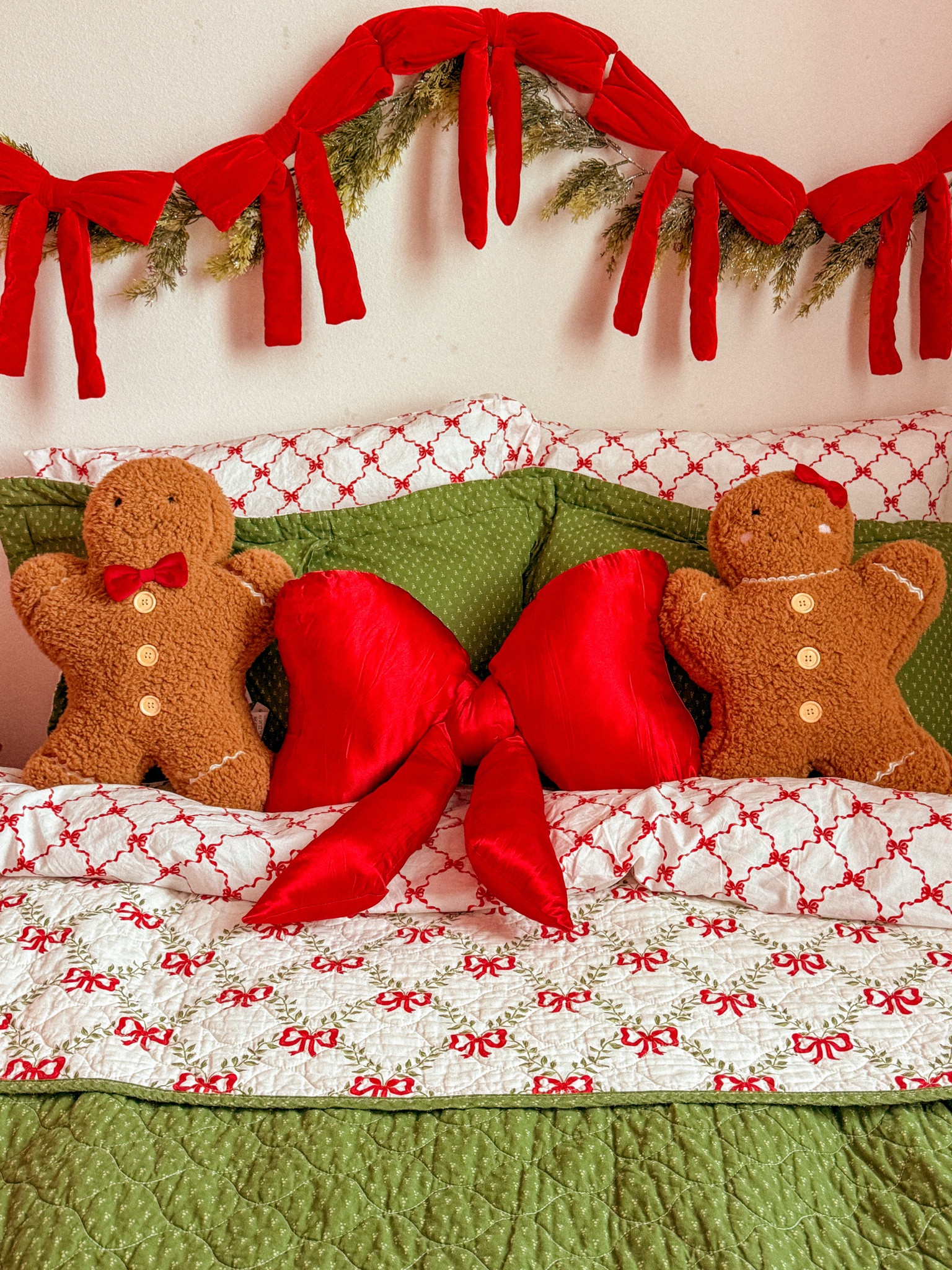 decorated my bed for the christmas season! theme this year is of course bows and everything cozy 🎄✨❄️


#LTKHoliday #LTKHome #LTKSeasonal