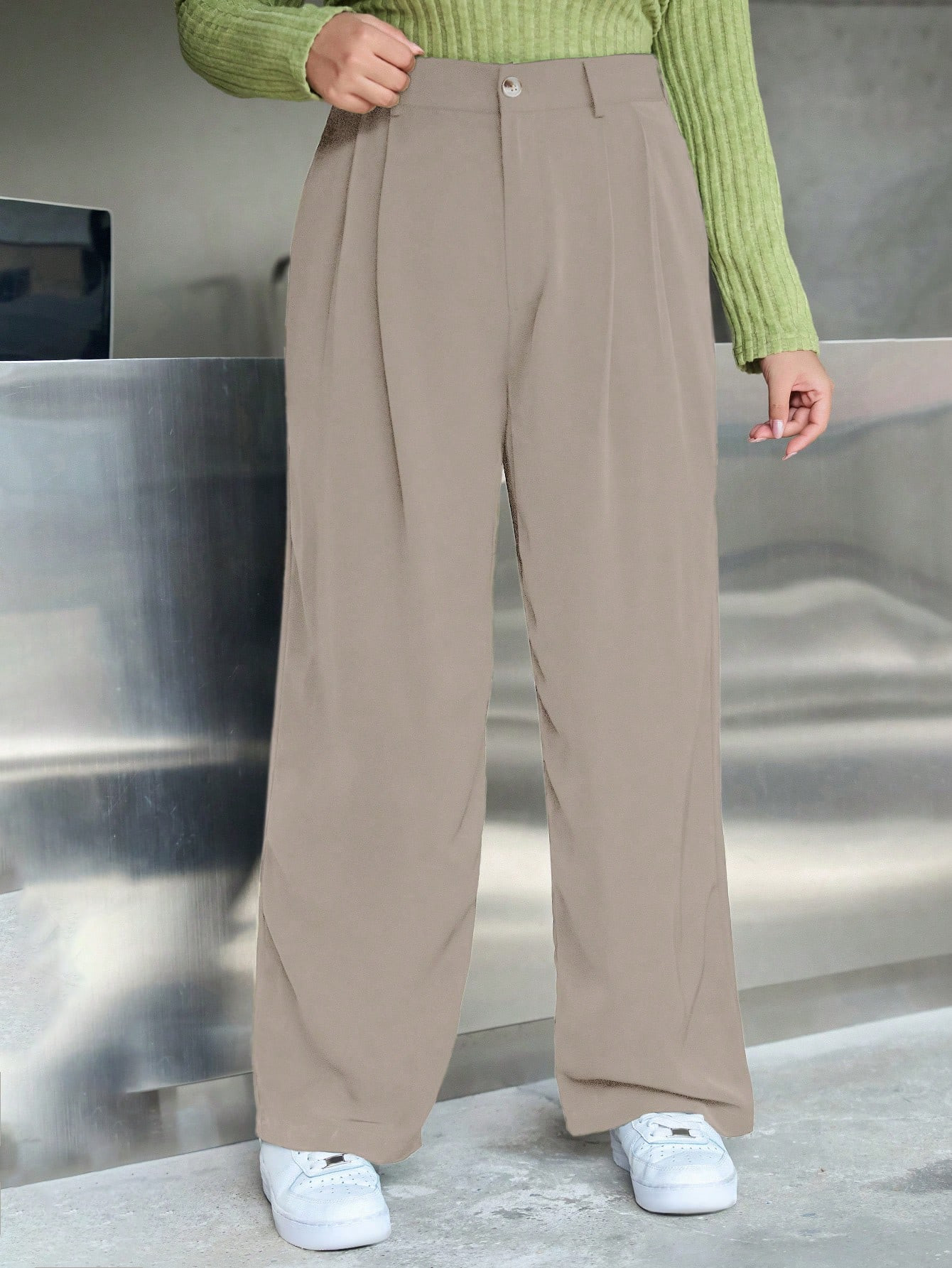 Dazy Plus Plus Size Solid Color Pleated Loose Straight-Leg Trousers | SHEIN