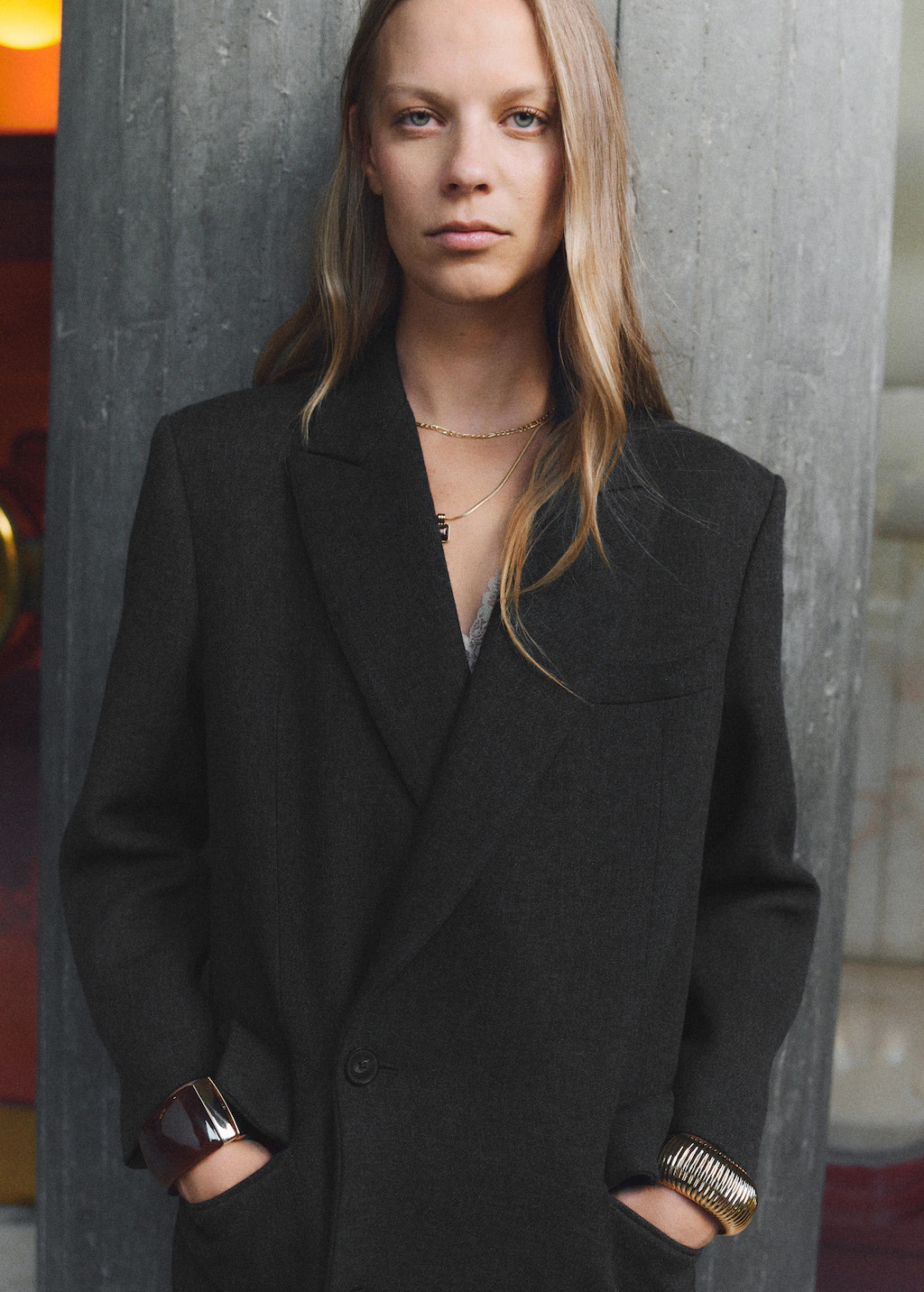 Langer Mantel mit Kreuzknopfleiste | Mango EU