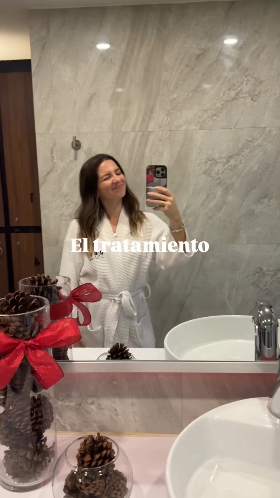 Este fin de semana me hice microneedling y cada vez que digo que tengo 35 me dicen que no lo pueden creer 😅
Mi secreto sigue siendo el mismo: no Botox, no fillers… solo buen skincare y tratamientos que apoyan la salud de mi piel.

Lo que más me gusta del microneedling es cómo ayuda a que la piel se vea más luminosa, suave y pareja.
Las microagujitas estimulan que la piel se renueve, y eso puede mejorar cosas como:
✨ la textura
✨ el glow
✨ la apariencia de líneas finas
✨ las manchitas o uneven tone
✨ y ese look de “piel cansada”

Para mí, es ese boost que hace que mi piel se vea viva de nuevo.
No duele (solo molesta un poquito) y el resultado me dura casi un mes completo. Amo cómo me deja.

Si quieren saber mi rutina completa de skincare o qué productos uso después, ¡me dicen! 💕

#SkincareRoutine #MicroneedlingGlow #HealthySkinJourney #RadiantSkin