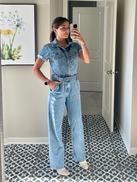 This denim jumpsuit is SO flattering! This is going to be a capsule piece in my wardrobe for sure 💙🍂✨


Abercrombie // Abercrombie denim // Abercrombie jeans // 

#LTKSeasonal #LTKfindsunder100 #LTKstyletip