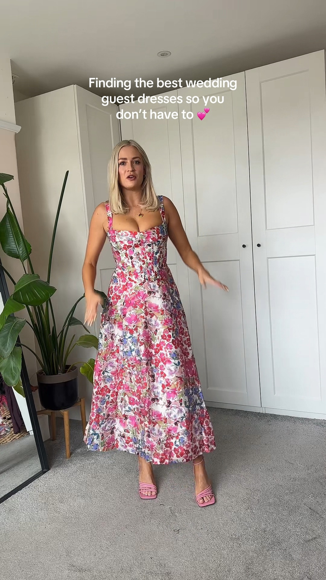 So beautiful! Wearing a small/8 xx 

Wedding guest, wedding guest dress, floral maxi dress 