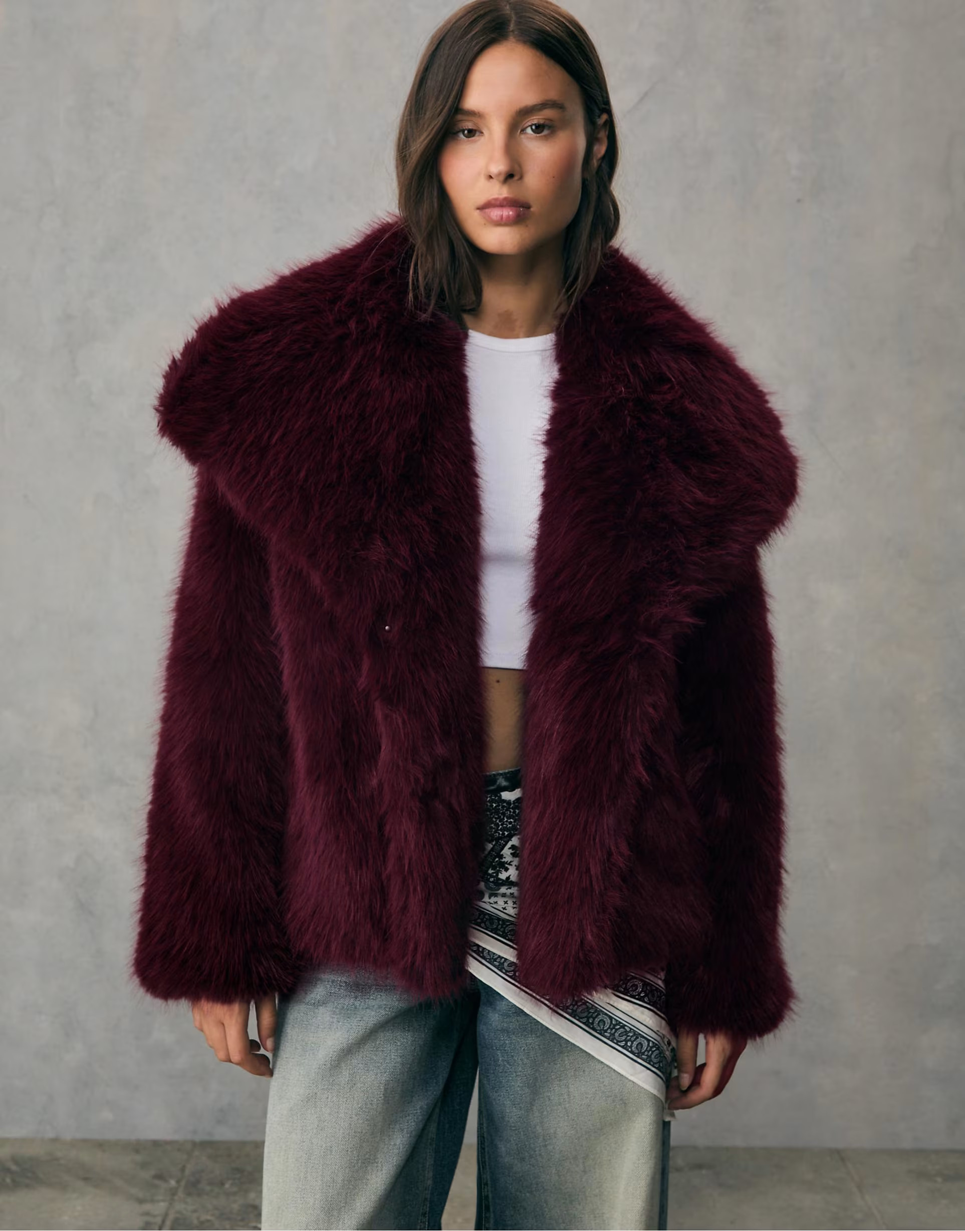 Stradivarius – Cropped Jacke aus Kunstpelz in Burgunderrot | ASOS | ASOS (Global)