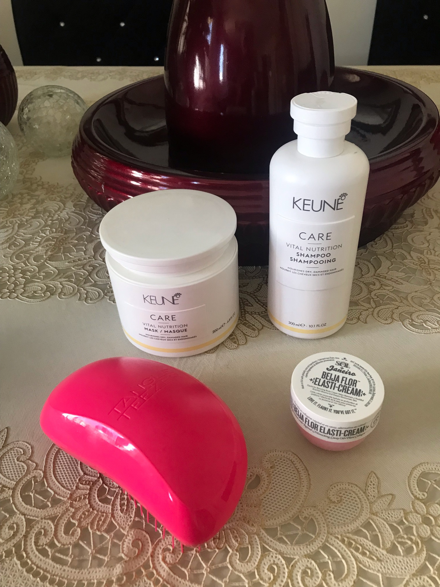 Eu como profissional formada na área de beleza não posso deixar de sempre trazer os meus favoritos.

O meu cabelo hoje em dia é natural livre de química e descoloração , seco e fino , mas o normal dele é  misto mas já submeti muito as mechas e coloração.

Quem tem cachos  , precisa de um produto mais potente tanto para nutrir quanto para hidratar, raramente tenho queda e essa linha Vital nutrition da Keune deixa os meus cabelos leves e macios e hidratados .

Máscara para cabelos frágeis , extremamente secos e danificados , restaura a estrutura interna e externa do fio proporcionando cabelos resistentes , forte , com mais elasticidade e melhora a penteabilidade.

 Escova Tangle Teezer - desembaraça os cabelos sem quebrar .

Sabonete corporal  Beija flor - Elástic Cream , o aroma é maravilhoso, deixa a pele macia e hidratada.


#LTKHolidaySale #CreatorNovemberLTK

#LTKsalealert #LTKbeauty