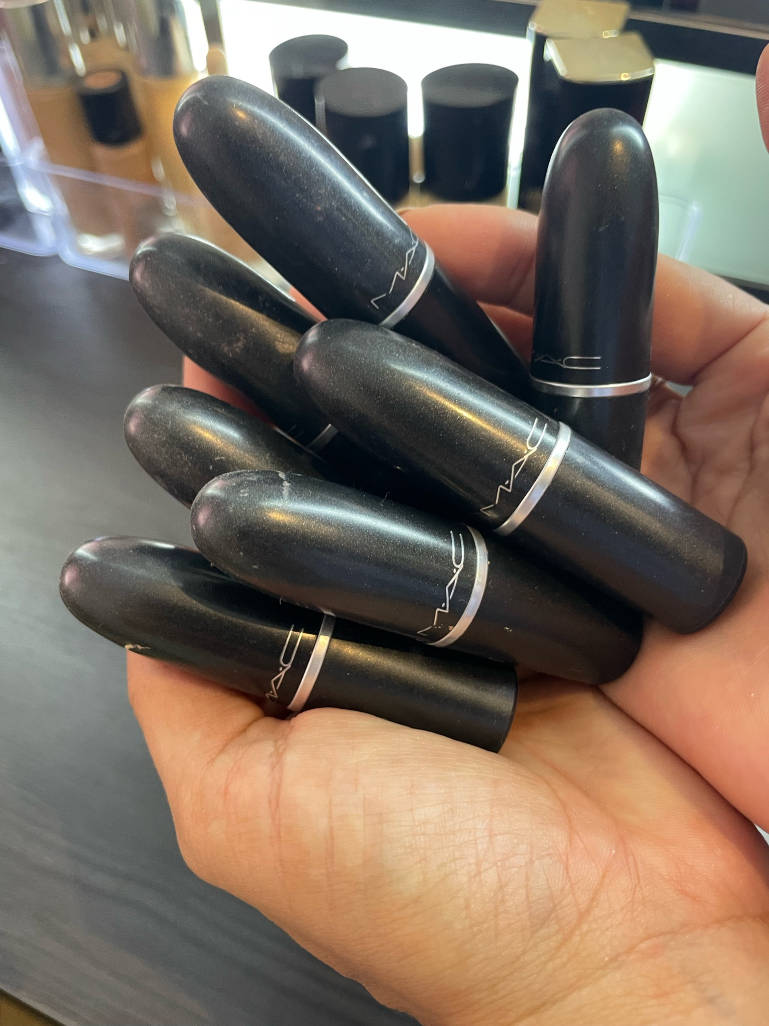 Batom em bala da MAC são várias linhas e cores diferentes, com acabamentos variados, matte hidratante, acetinado, aveludado, brilhantes, e muito mais!
Todos tem alta durabilidade e variedade de cores quase infinitas  pra qualquer ocasião.

#LTKbeauty #LTKstyletip #LTKbrasil