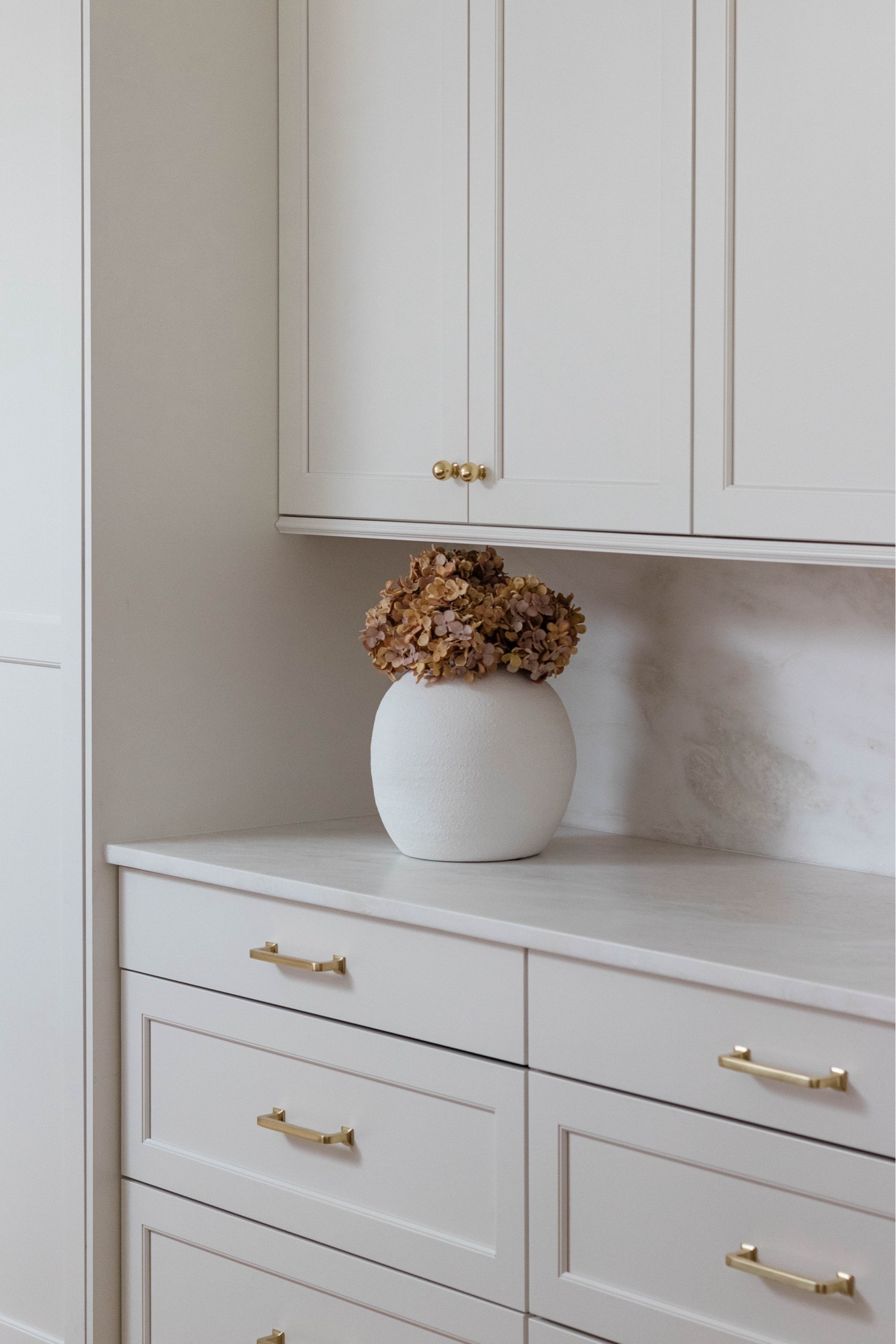 Obsessed with these beautiful new florals for spring! They accent my kitchen perfectly 🥰 #ad @afloral has THE most amazing faux florals that look so realistic! The vase is very high quality and sturdy too. #afloral 



#LTKhome #LTKfindsunder100 #LTKSeasonal