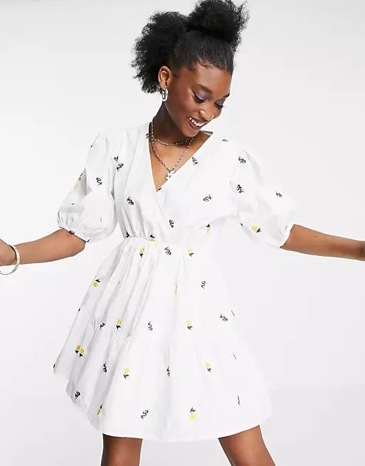 In The Style x Lorna Luxe - Robe courte cache-cœur à volants - Blanc | ASOS (Global)