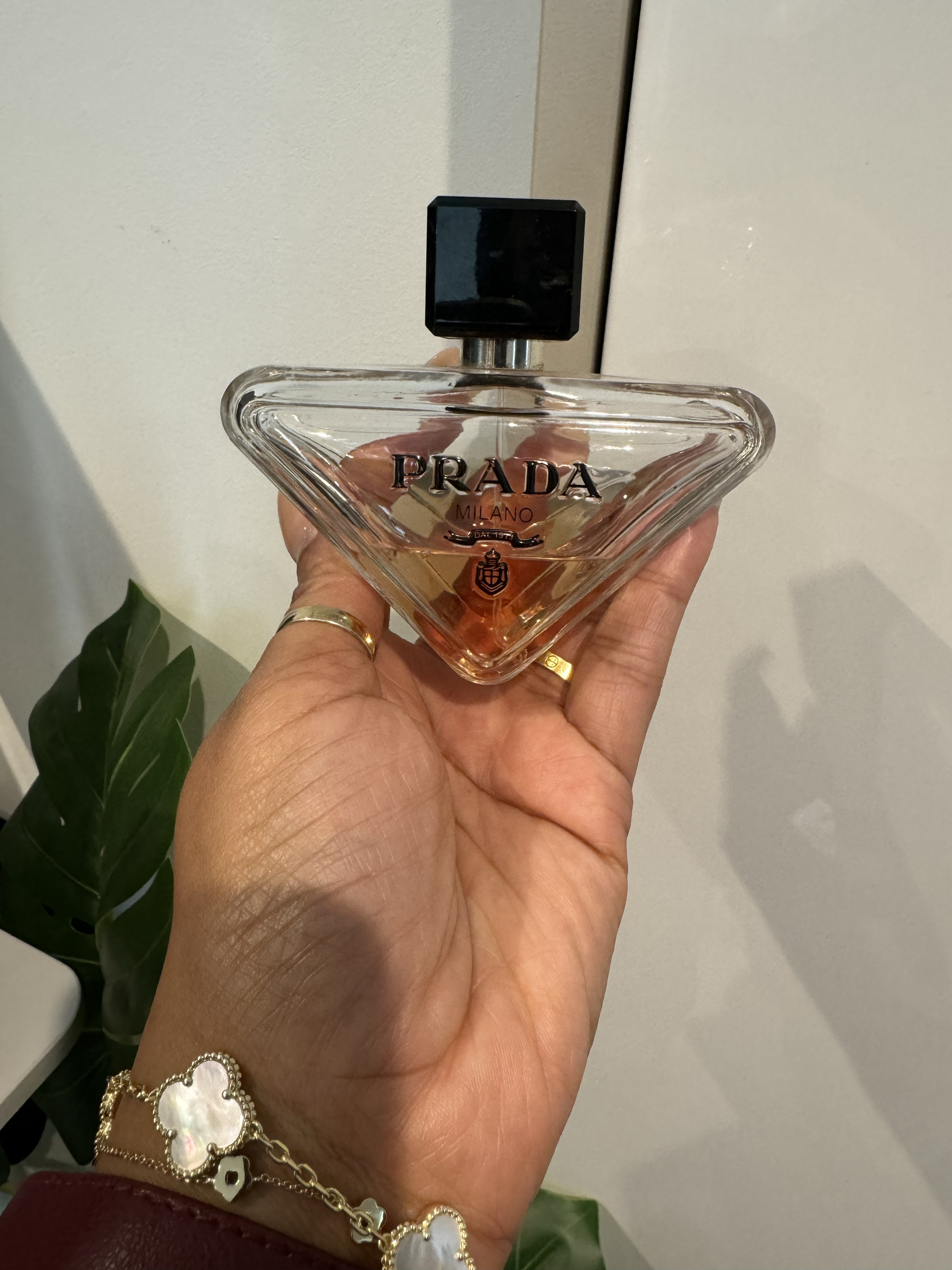 Sephora sale fragrance 

Prada Paradoxe hits just right with its warm and cozy vibe. It opens up fresh and a little sweet with that soft white floral feel, like jasmine and neroli, giving it a light, airy lift. But the magic is in the base it’s got that warm amber and just a touch of musk that makes it feel like a hug in a bottle. It’s giving sophisticated but comfy, the perfect scent for when you want to feel put together and still cozy.

#LTKSaleAlert #LTKBeauty #LTKGiftGuide