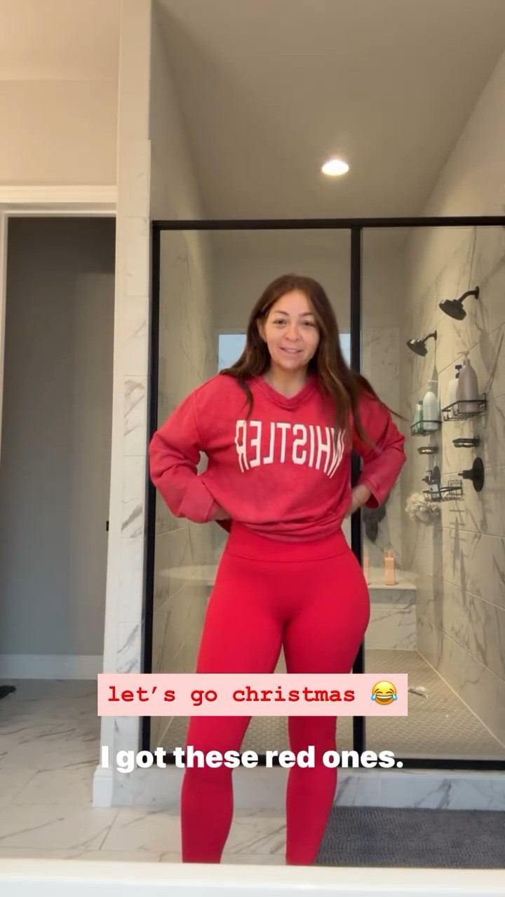 this red workout set is actually perfect for christmas workouts! i’m in a medium in both the leggings & sports bra ❤️