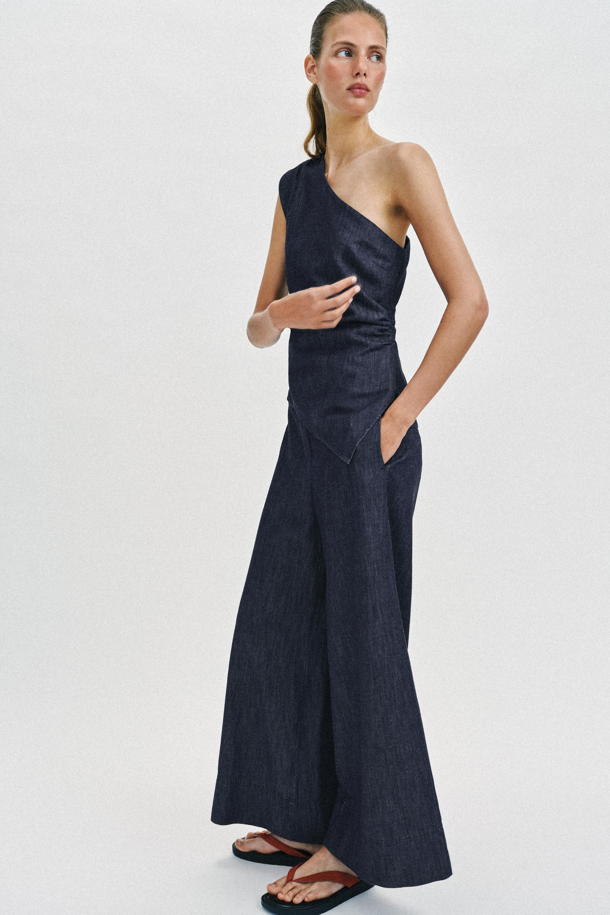 ASYMMETRIC SHOULDER PAD LINEN BLEND TOP | Zara US
