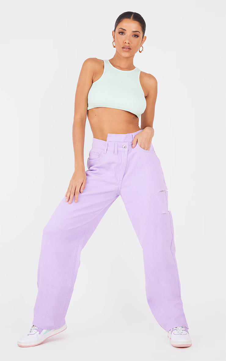 Jean baggy taille basse asymétrique lilas coupe boyfriend à cuisse déchirée | PrettyLittleThing (FR)