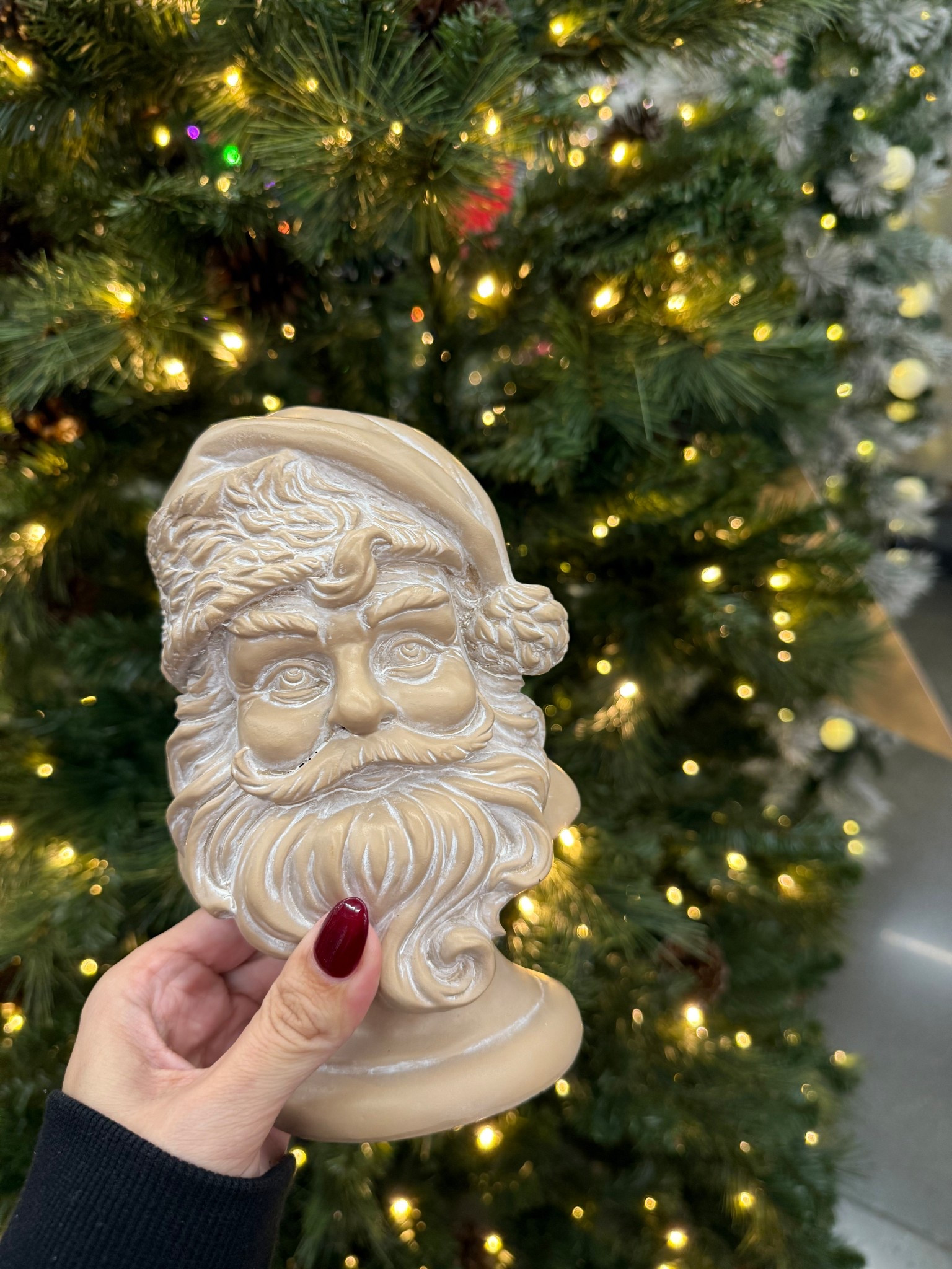 Love this vintage looking Santa bust from Michael’s. I plan to style it on a stack of books.

Christmas decor, Santa bust, Christmas decorating 

#LTKHome #LTKHoliday #LTKFindsUnder50