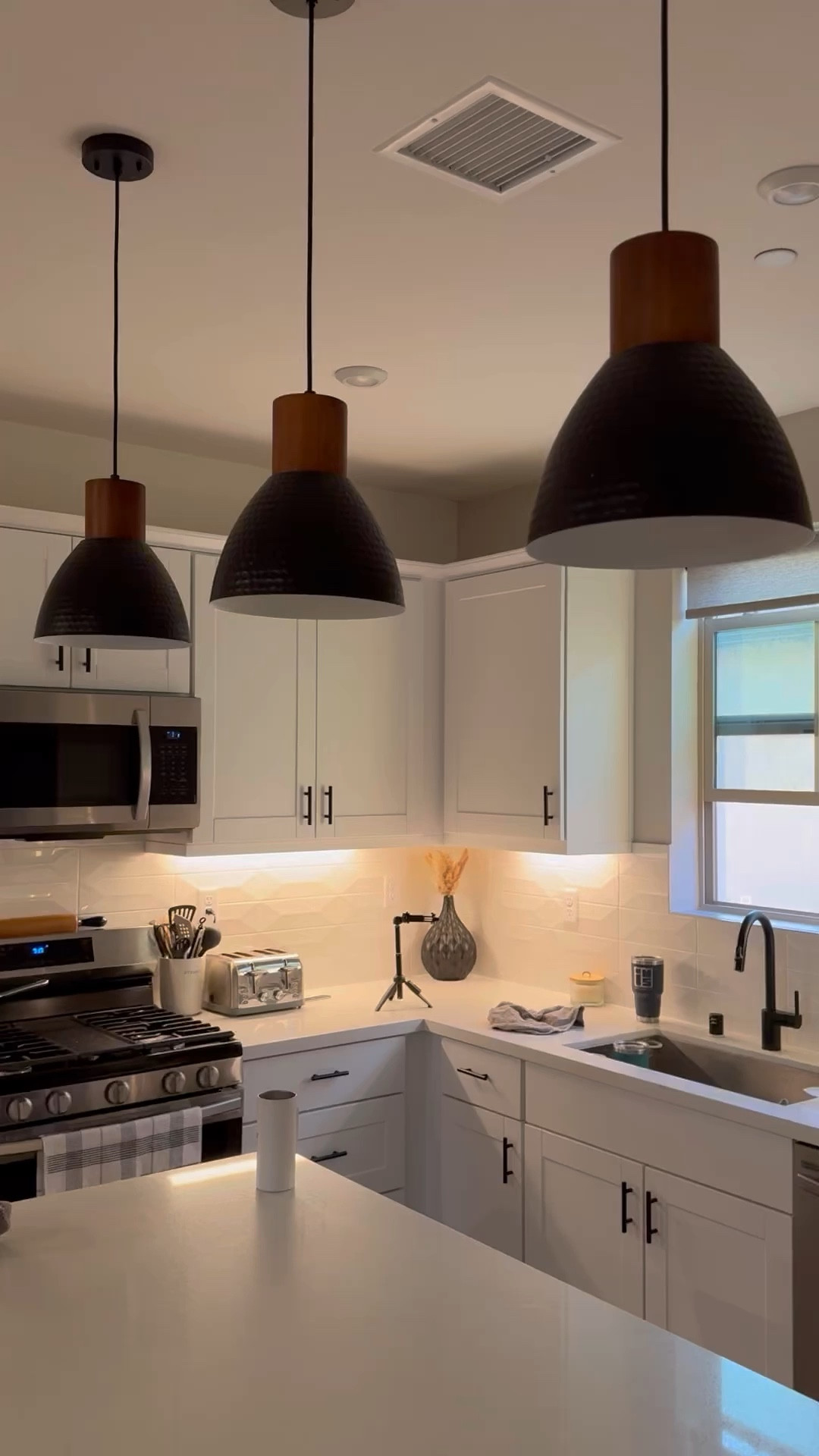 Kitchen lights, island kitchen lights, hanging lamp, industrial light, farmhouse dinning room, modern pendant lights

Amazon deal / kitchen
#ltkkitchen #ltkamazon 