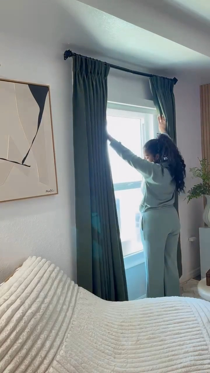 Green blackout curtains that completely transform the space 💚✨
I chose this color and paired it with natural-toned decor to create a home with a fresh, calming, and nature-inspired vibe. Plants, textures, and the perfect light make everything feel warm and inviting.
These @twopageswindow blackout curtains don’t just decorate — they elevate the whole space 🌿🏡
.
Cortinas blackout verde que transforman por completo el espacio 💚✨
Elegí este color y lo combiné con decoraciones en tonos naturales para crear una casa con vibra fresca, armoniosa y llena de vida. Las plantas, los detalles y la luz justa hacen que todo se sienta más acogedor.
Estas cortinas de @twopageswindow no solo decoran, también elevan el ambiente 🌱🏡

#InteriorDecor #BlackoutCurtains #NaturalHome #GreenVibes #TwoPages