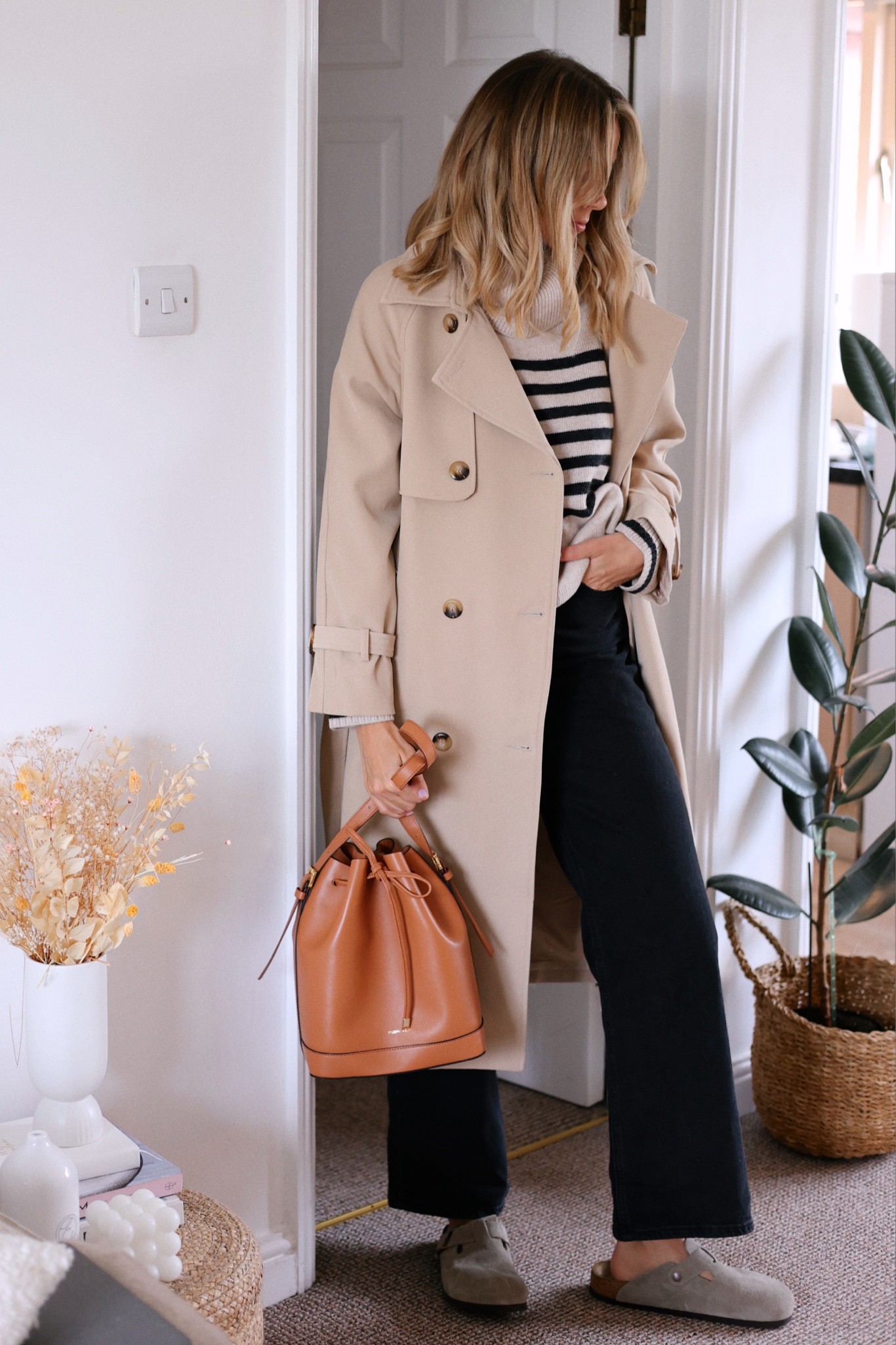 Trench coat
Striped jumper
Striped knit 
Straight jeans 
Bucket bag 
Birkenstock Boston clogs 

#LTKSeasonal #LTKeurope #LTKstyletip