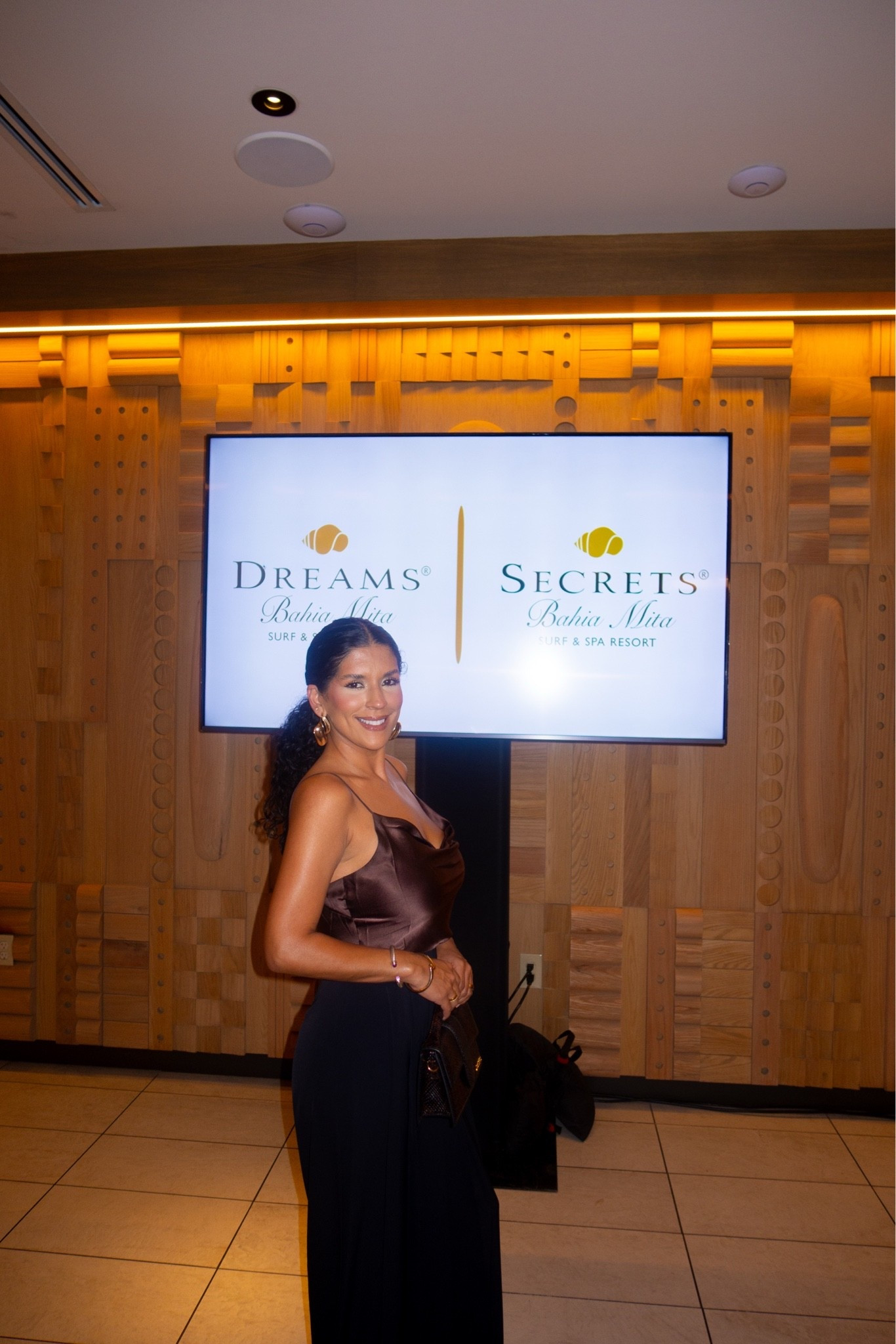date night energy with a satin moment ✨ this outfit made me feel so elegant and confident all night long.

#datenightlook #satinstyle #vacationoutfit #elegantstyle #eveningoutfit #resortstyle #girlsnightout #classylooks #neutralfashion #outfitinspo

#LTKstorytime #LTKootd #LTKdayinmylife