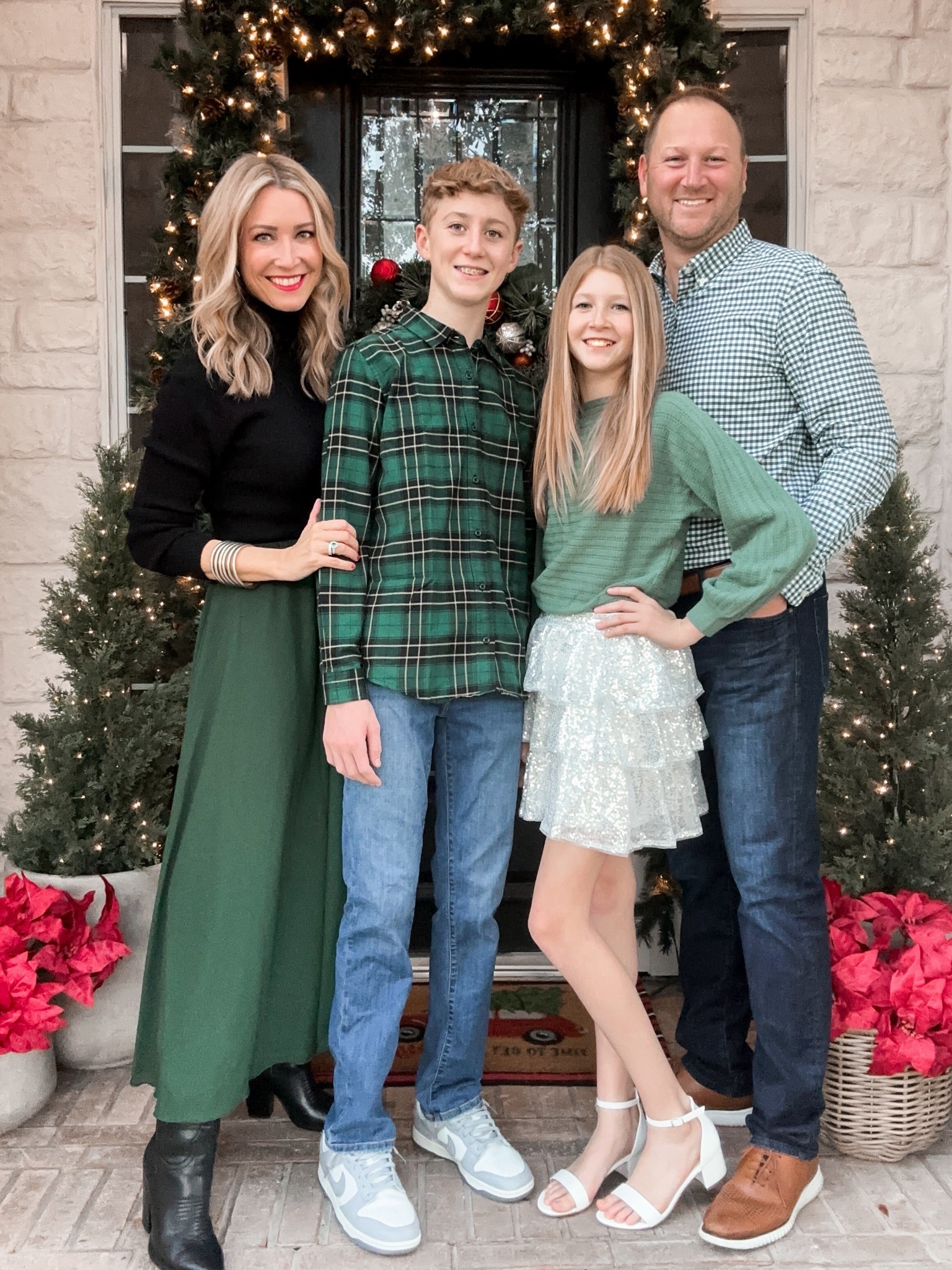 Christmas outfit


#LTKSeasonal #LTKOver40 #LTKHoliday