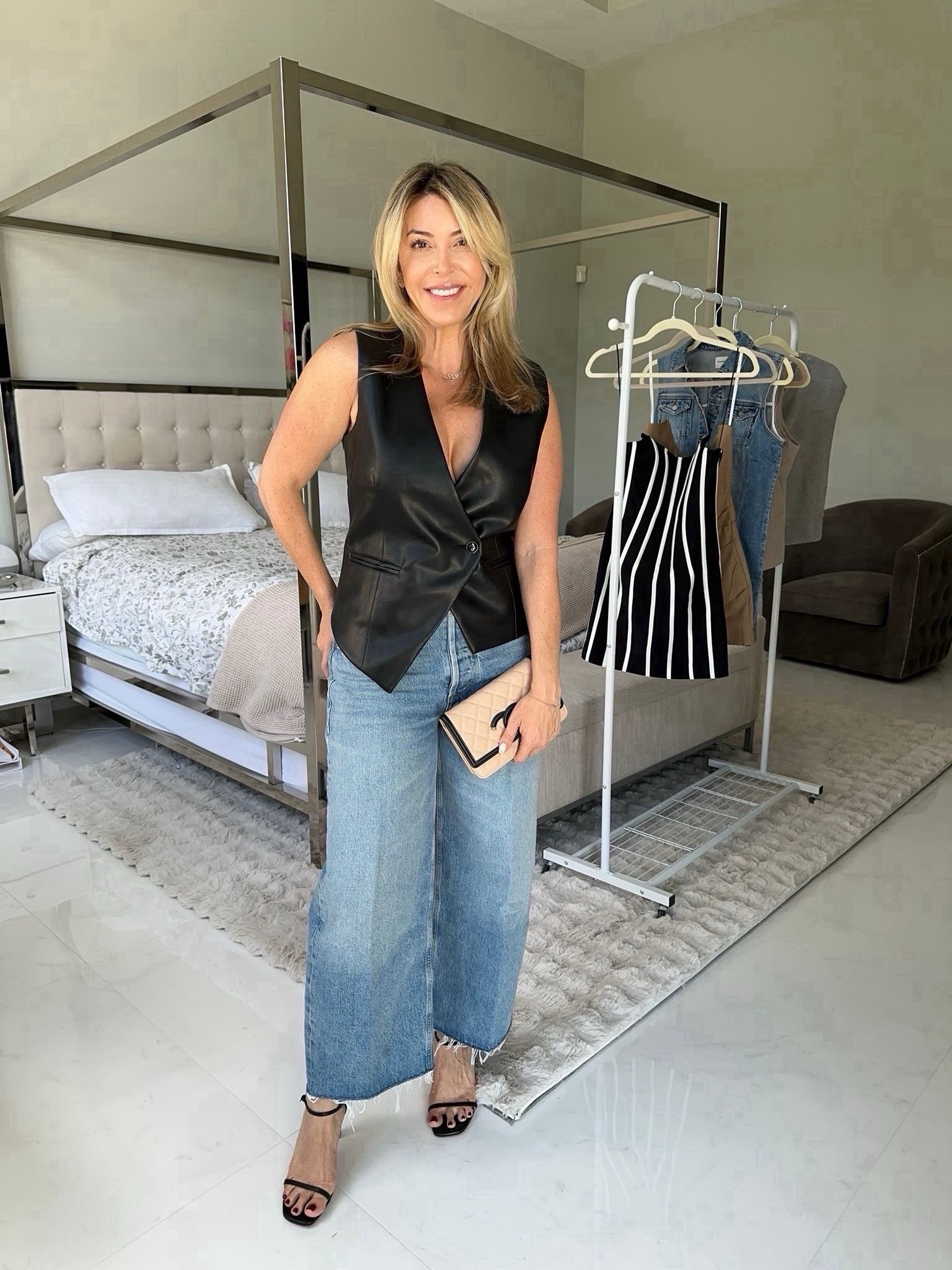 Beautiful and elegant fall outfit idea! 

Fall outfit, jeans, casual outfit idea, sunglasses, jeans 


