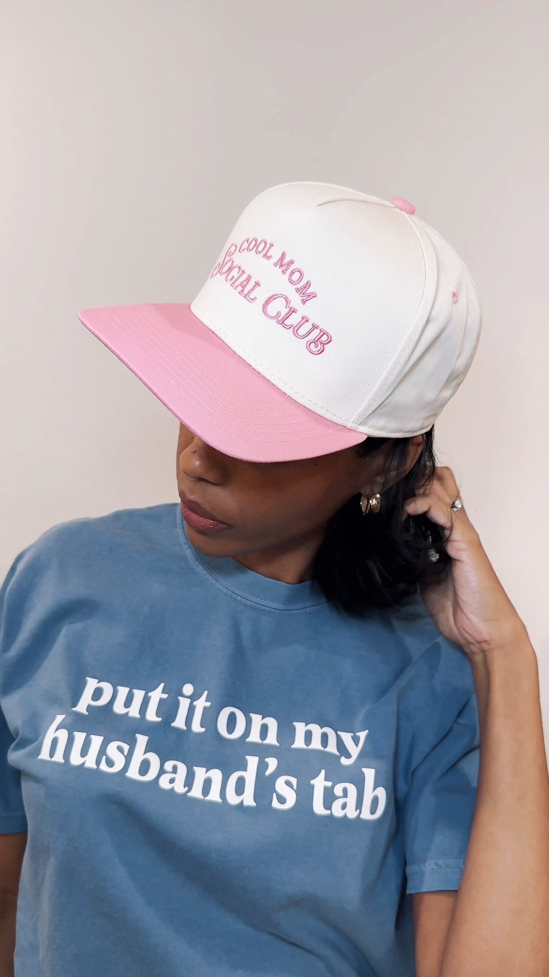 I like my bags big, my tumbler full, and my outfits a little too honest.
– This tumbler comes with me everywhere
– The weekender stays packed, just in case
– The tee? Fluent in wife life
– And the hat? Cool Mom certified

Linked it all on my LTK + code TATIANA15 if you’re shopping the vibe.
@katydidusa #KatydidLove #KatydidPartner #CoolMomStyle #LTKSpringStyle #LTKFinds

#LTKGiftGuide #LTKStyleTip #LTKWatchNow