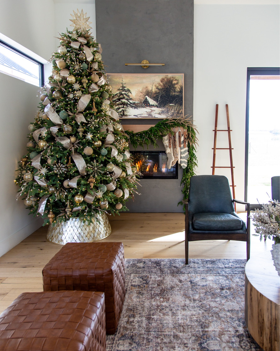 Add a touch of coz elegance to your holiday home with Darby Creek Trading Co.'s…