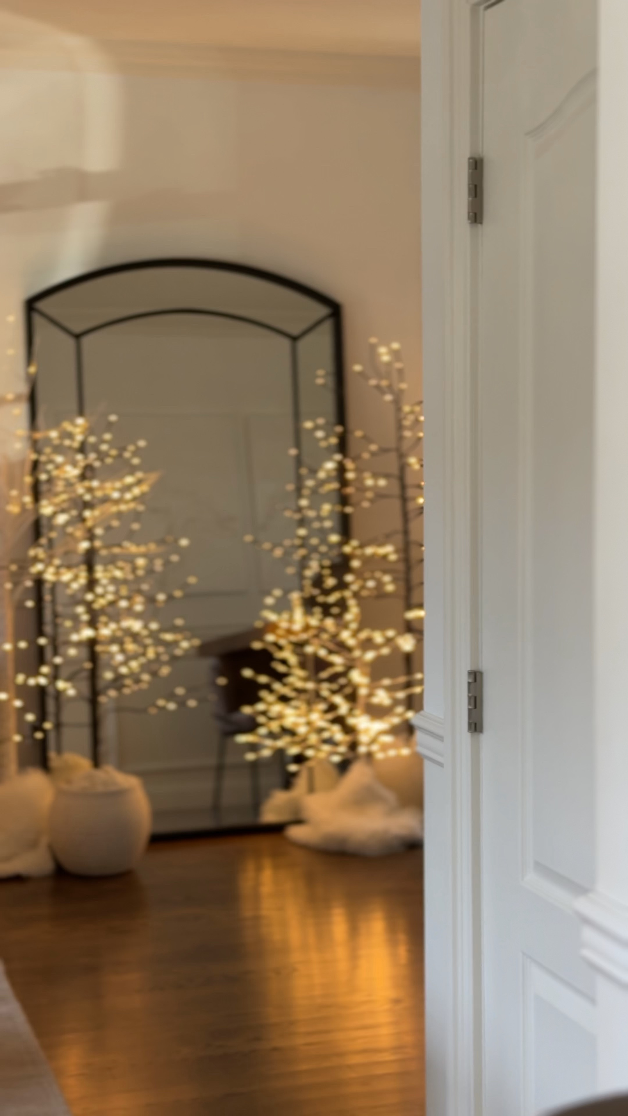 Holiday twinkle tree styling


Christmas decor
Amazon home 
Pottery barn look for less
Restoration hardware look for less

#LTKHome #LTKSeasonal #LTKHoliday