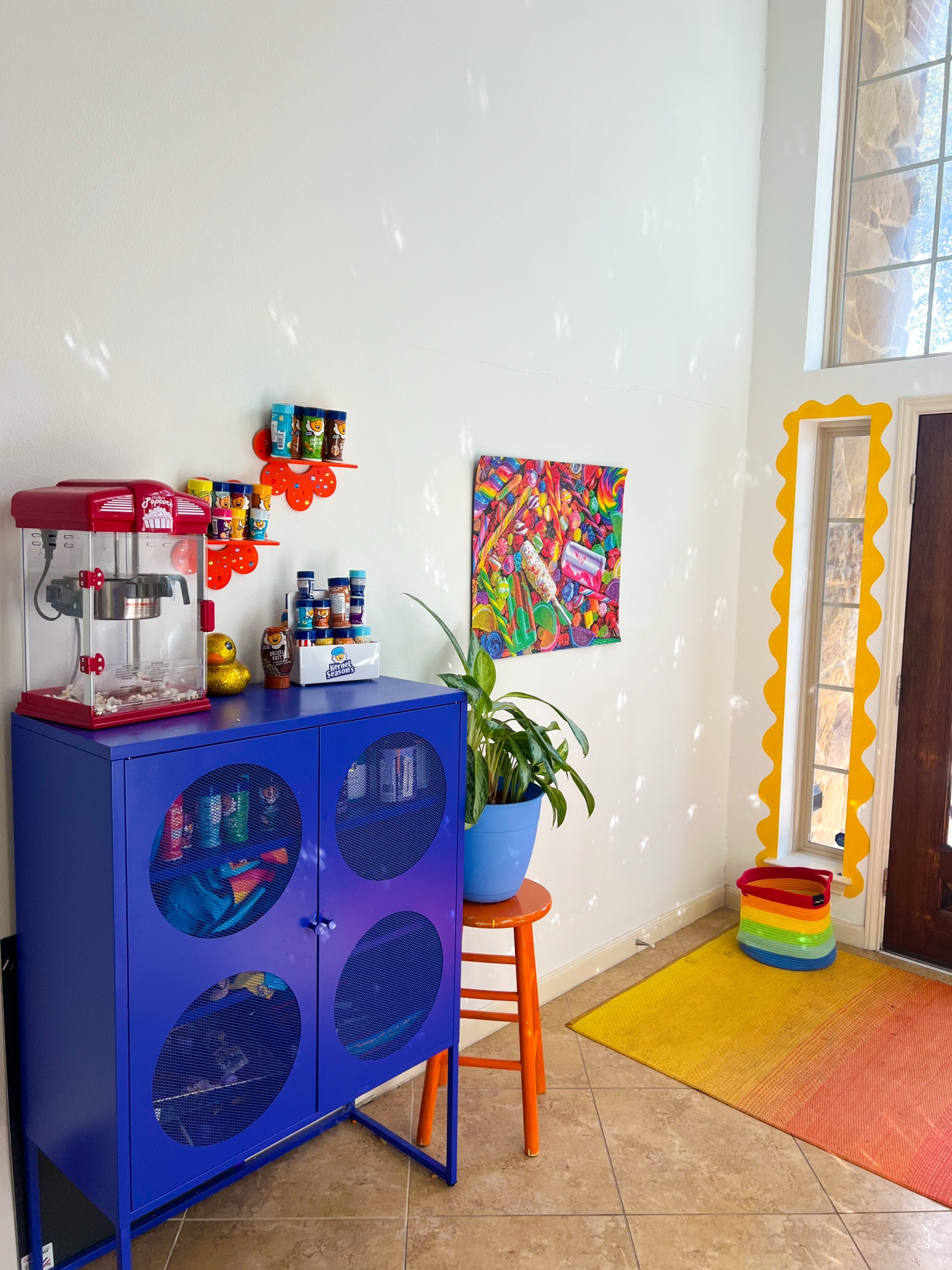 Colorful popcorn corner!🤩💙🍿 I love how this is the first think you see when you enter my house- it’s just so colorful and always makes me want a snack right away 🤣 The cabinet has the perfect amount of storage for everything I could ever need!!🤩💙