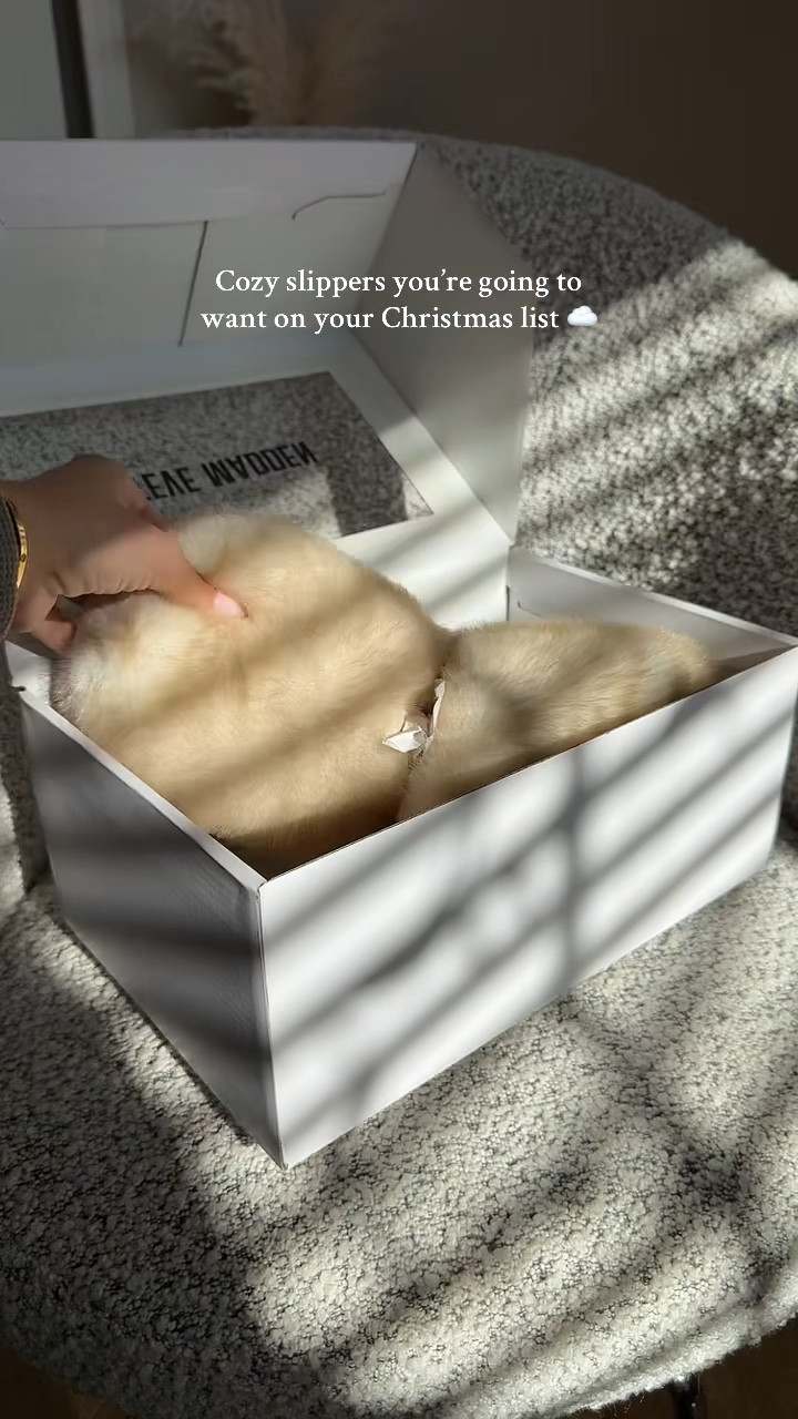 The coziest slipper find 🧸adding these to my gift guide immediately! I will have these 🔗 on my LTKk in the “shoe” section! 

#LTKHoliday #LTKGiftGuide #LTKCyberWeek