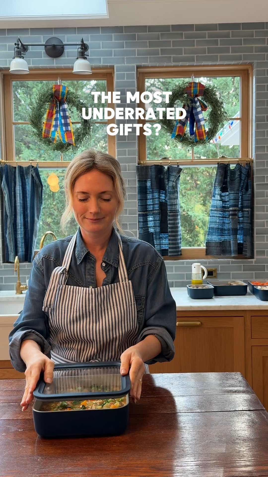 As someone who hosts a ton (especially during the holidays) I love receiving any gifts that make my time in the kitchen way easier and more efficient, so I can spend more time with my guests. I do a ton of meal prep the week before family is visiting or I'm hosting a party so that I have one less thing to think about. Everything is from @macys and would make GREAT gifts for the host in your life. If you need last minute gift ideas, check out everything I linked below! :)  #MacysPartner