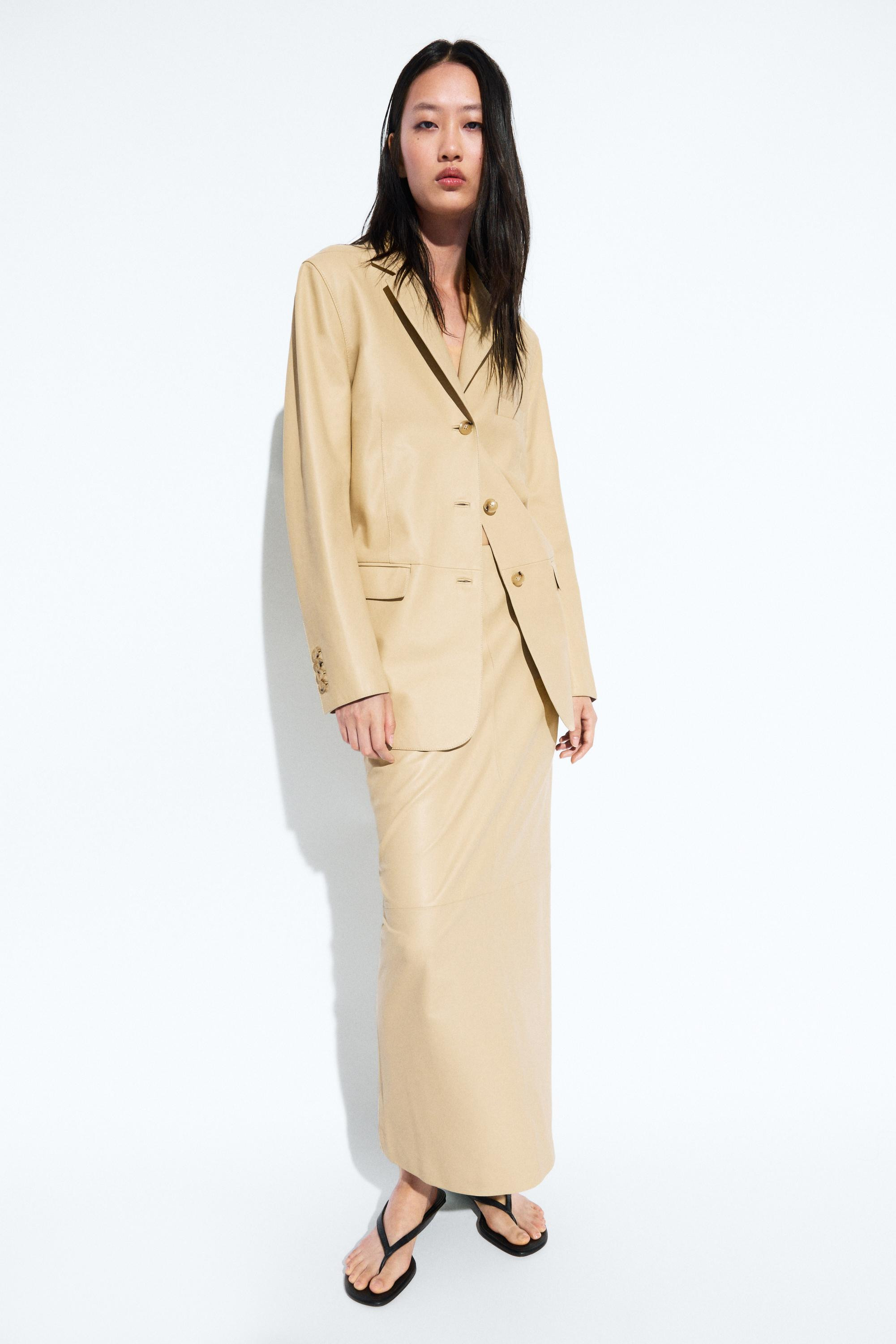 Blazer aus Schafsleder mit Nappaleder-Finish. Reverskragen, lange \u00c4rmel mit gekn\u00f6pften ... | Massimo Dutti DE