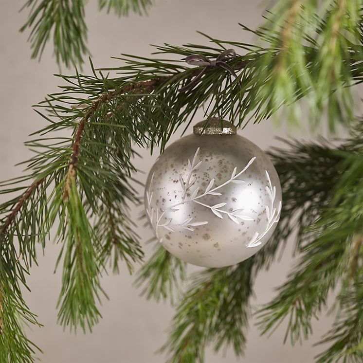 Silver Etched Leaf Bauble – 3.9" | The White Company (UK)