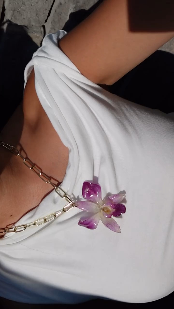 Itsliddystyle sharing Orchid Resing necklace
#pinterestinspired #diyjewelry #orchid #jewelrytutorial #tutorial

#LTKVideo #LTKStyleTip #LTKFindsUnder50