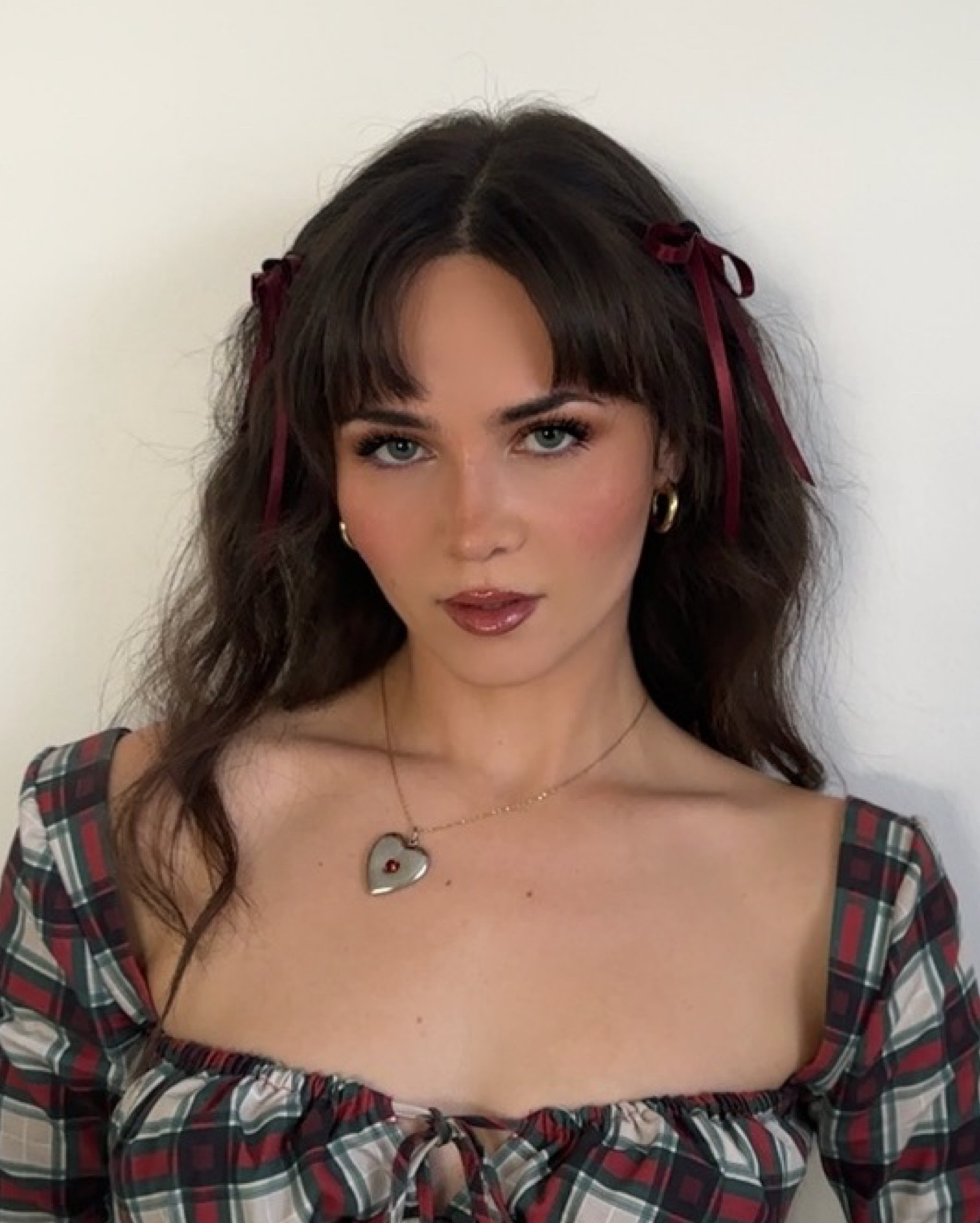Holiday cranberry makeup look 
