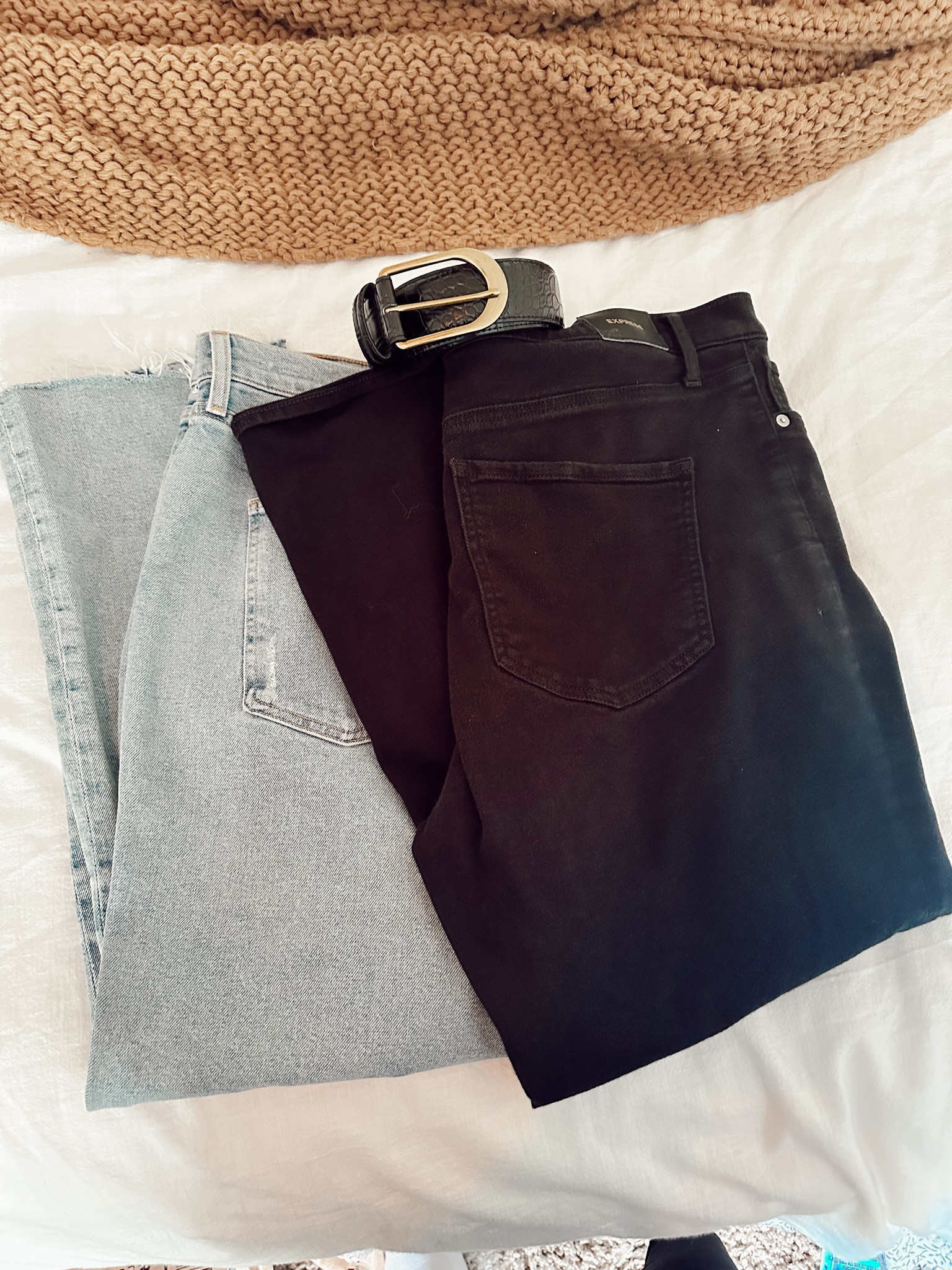 I linked a different wash of these jeans! They’re called the daphne crop and I found them on sale at aritzia! 
They’re pricy but so so good  