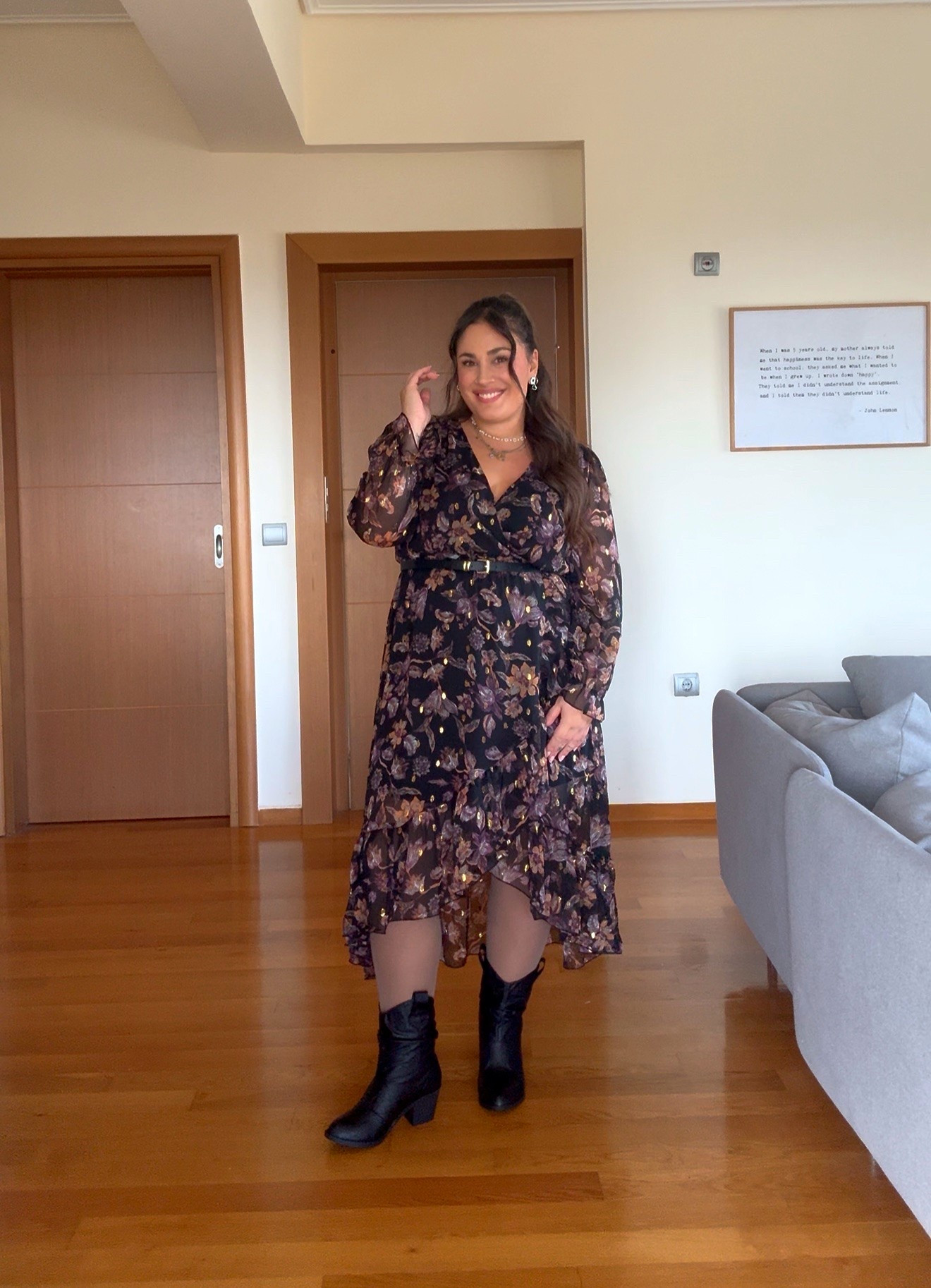 Mittellanges Kleid in Größe 44 mit Blumen und Gold Details für festliche Tage mit Stiefeletten🤍

#LTKcurves #LTKmidsize