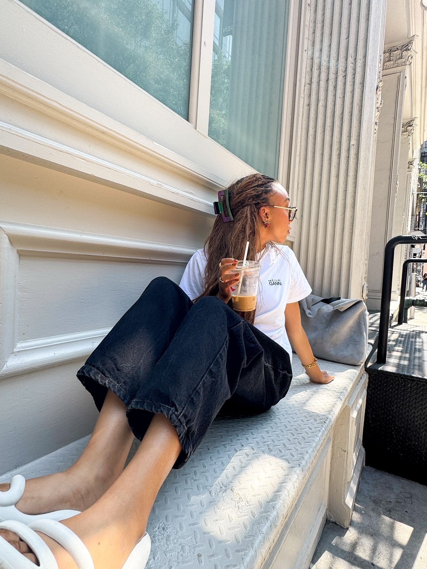 in my white tee ☁️👕☕️

💬 “fit” for the whole look breakdown linked & sent strrrraight to your dm 😉

#whiteteeshirt #camperkobarah #goseeoutfit @hm @camper @ganni @mejuri #barreljeans #hmstyle #nycstreetstyle