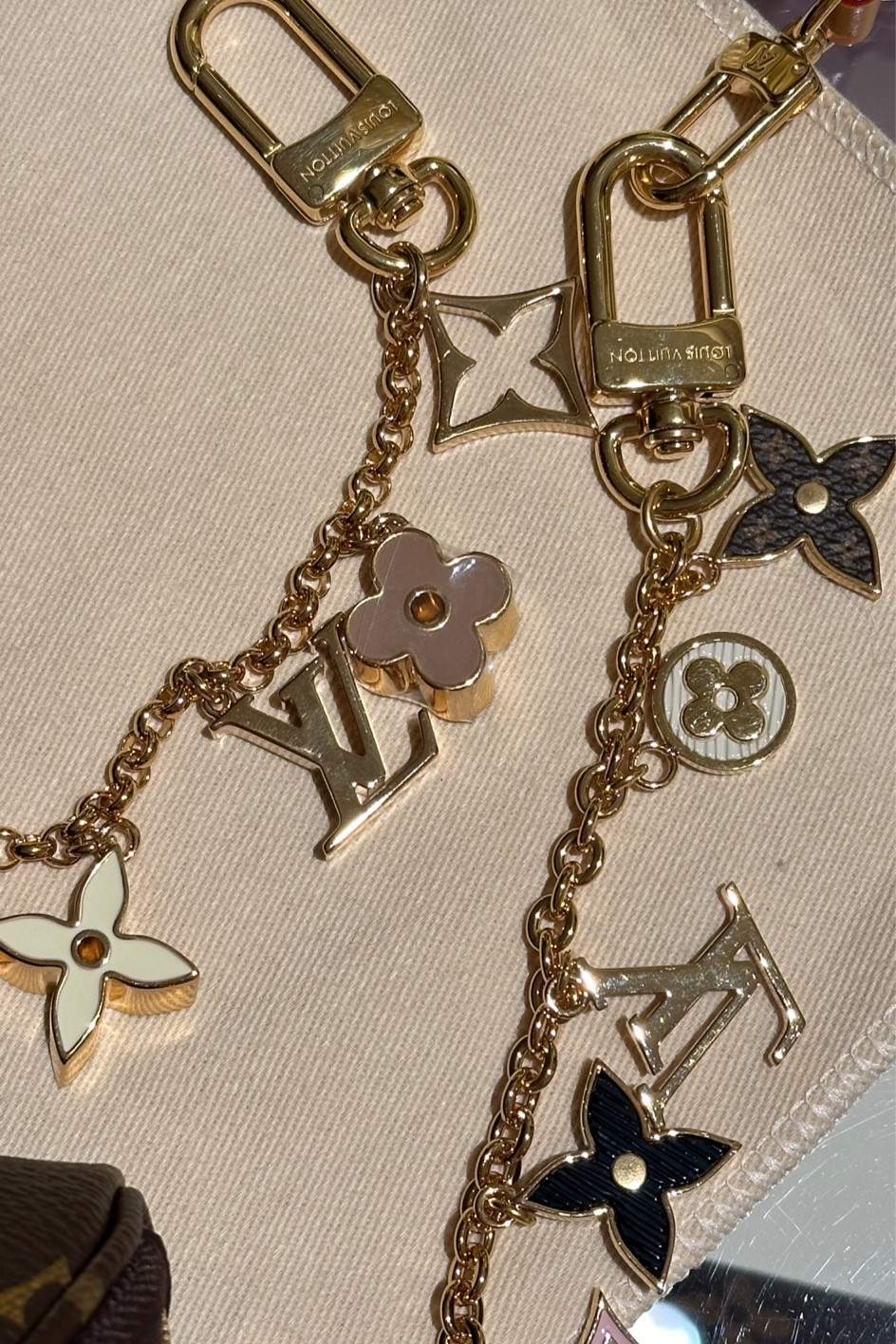 LV bag chain charm

Louis Vuitton, strap extender, flower,  dupe, 

#LTKstyletip #LTKitbag #LTKfindsunder50
