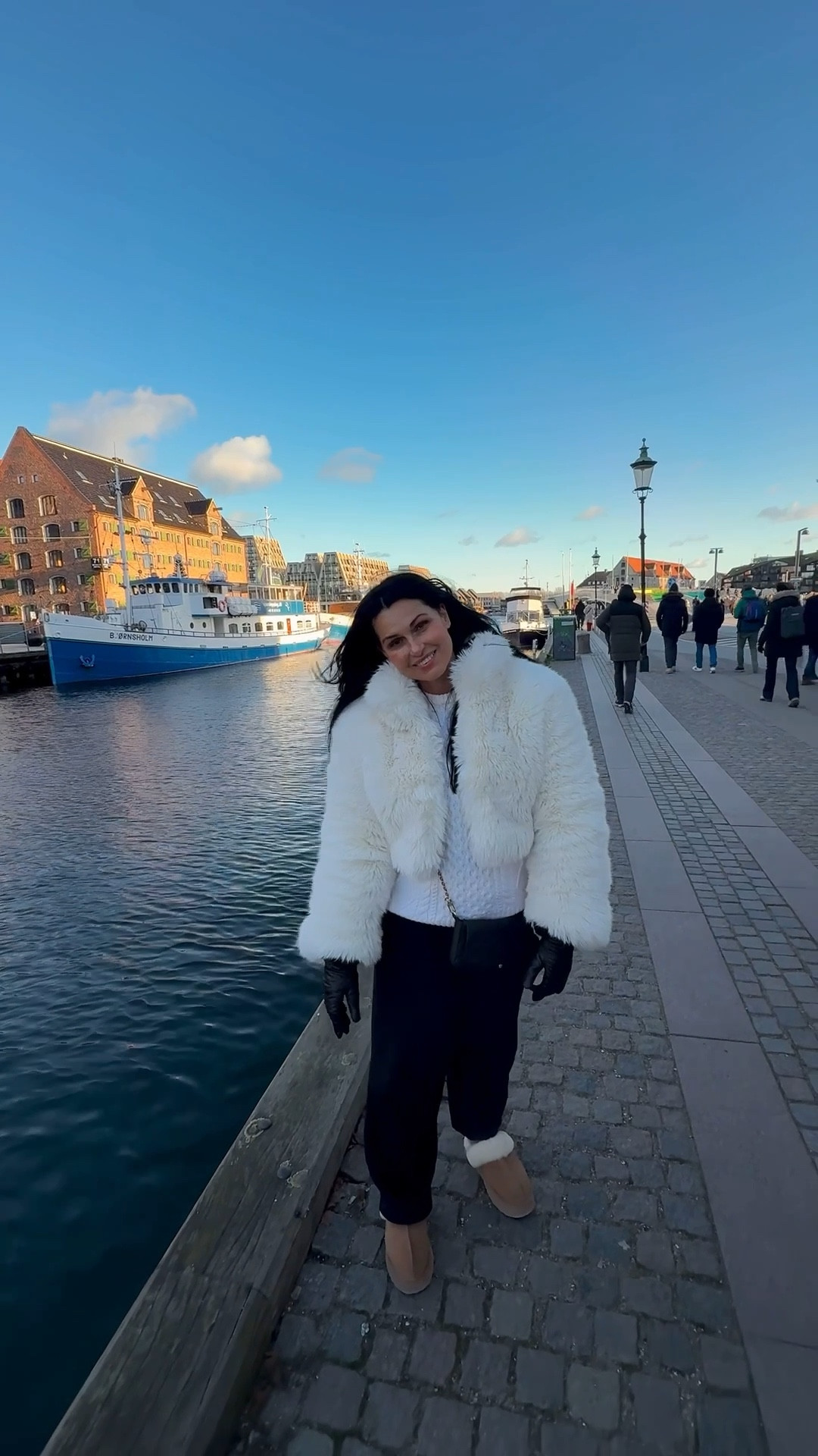 Winter Vacay Outfit!

Faux fur jacket and warm sherpa shoes. 🖤

#fauxfurjacket #ugg #sweatpants #marneystidbits #alojacketb

#LTKTravel #LTKFindsUnder100