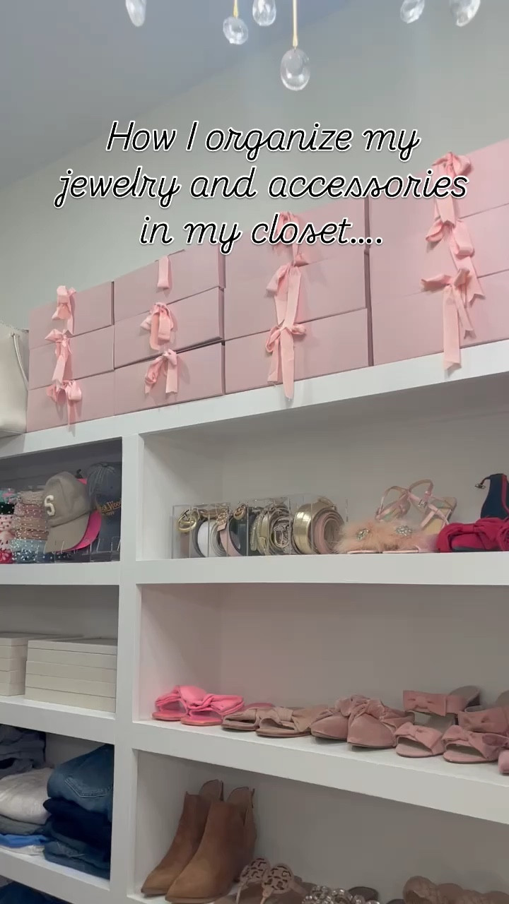 A few of my organizational favorites in my closet! 

•Velvet stackable jewelry boxes with clear lid
•Acrylic belt organizer
•Acrylic hat organizer
•Acrylic headband holder 


#LTKWatchNow #LTKHome #LTKFindsUnder50