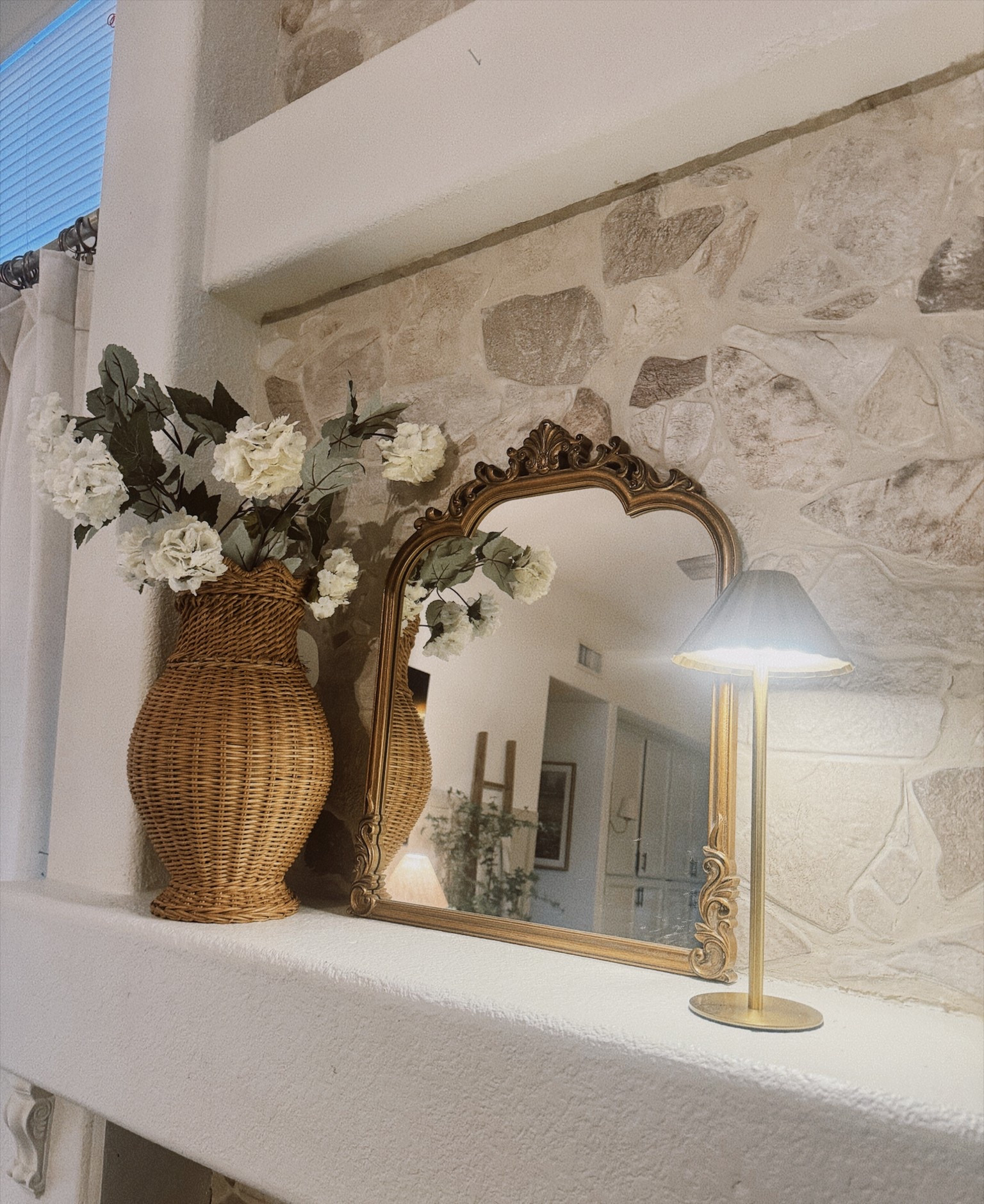 Gold touch light

#LTKdayinmylife #LTKHome