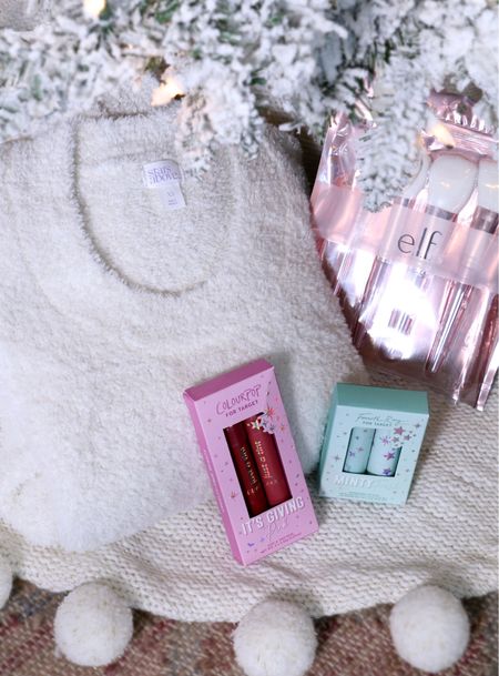 Gift idea 🎁 Bundle up a cozy lounge set with a lip scrub & makeup brushes!

#LTKunder50 #LTKbeauty #LTKHoliday
